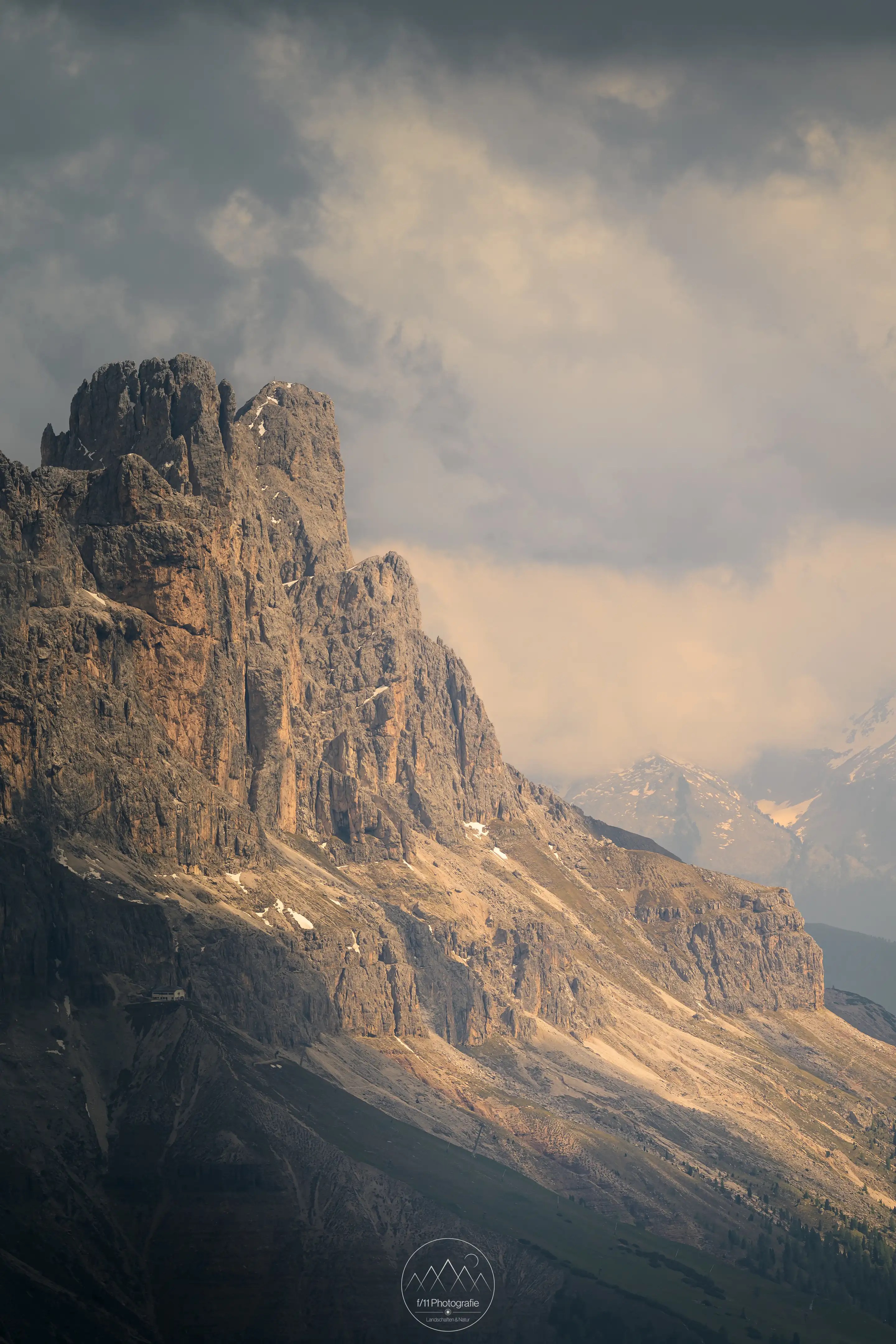 Blick auf die Gipfel des Rosengarten vom Schlernhaus mit der Kölner Hütte.