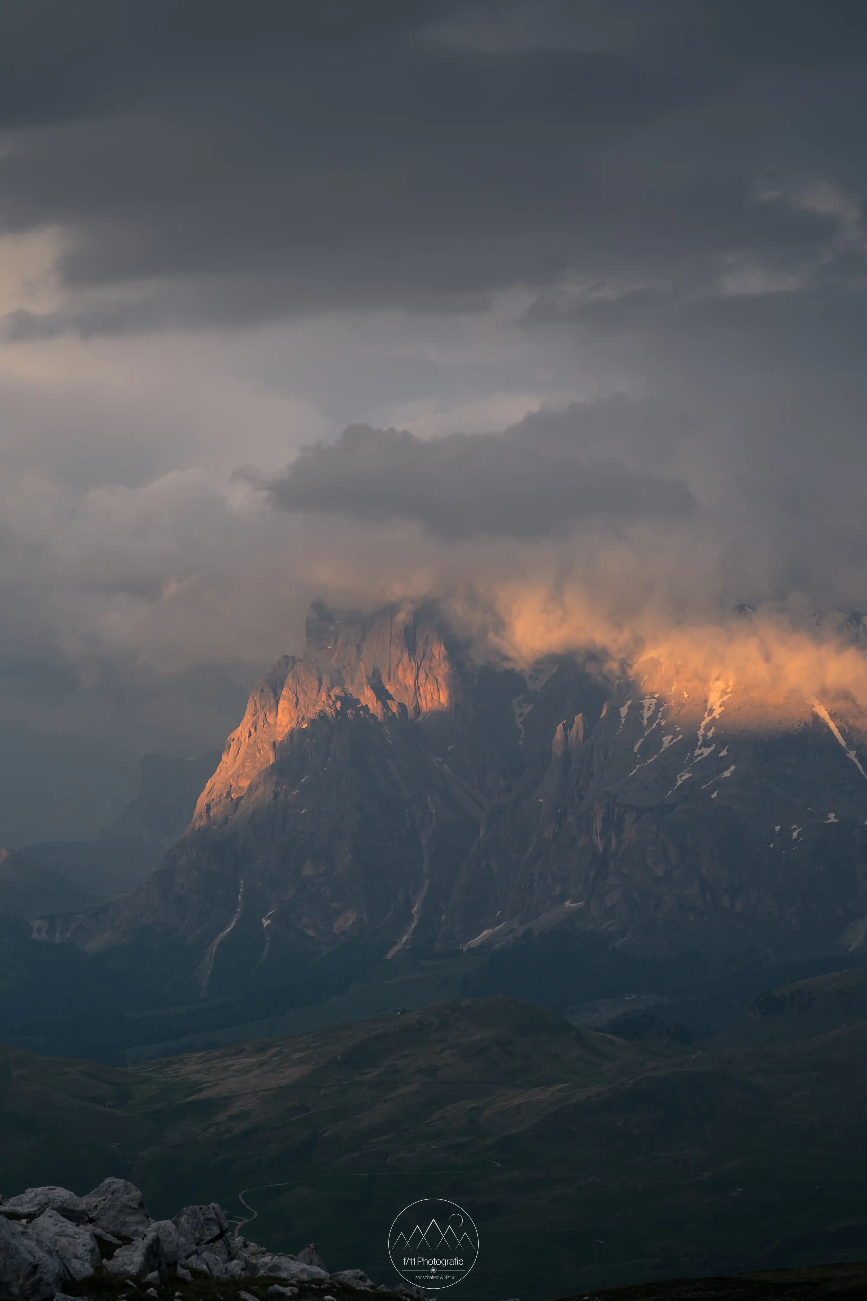 Der Langkofel gesehen vom Schlernhaus an einem stimmungsvollen Sonnenuntergang.