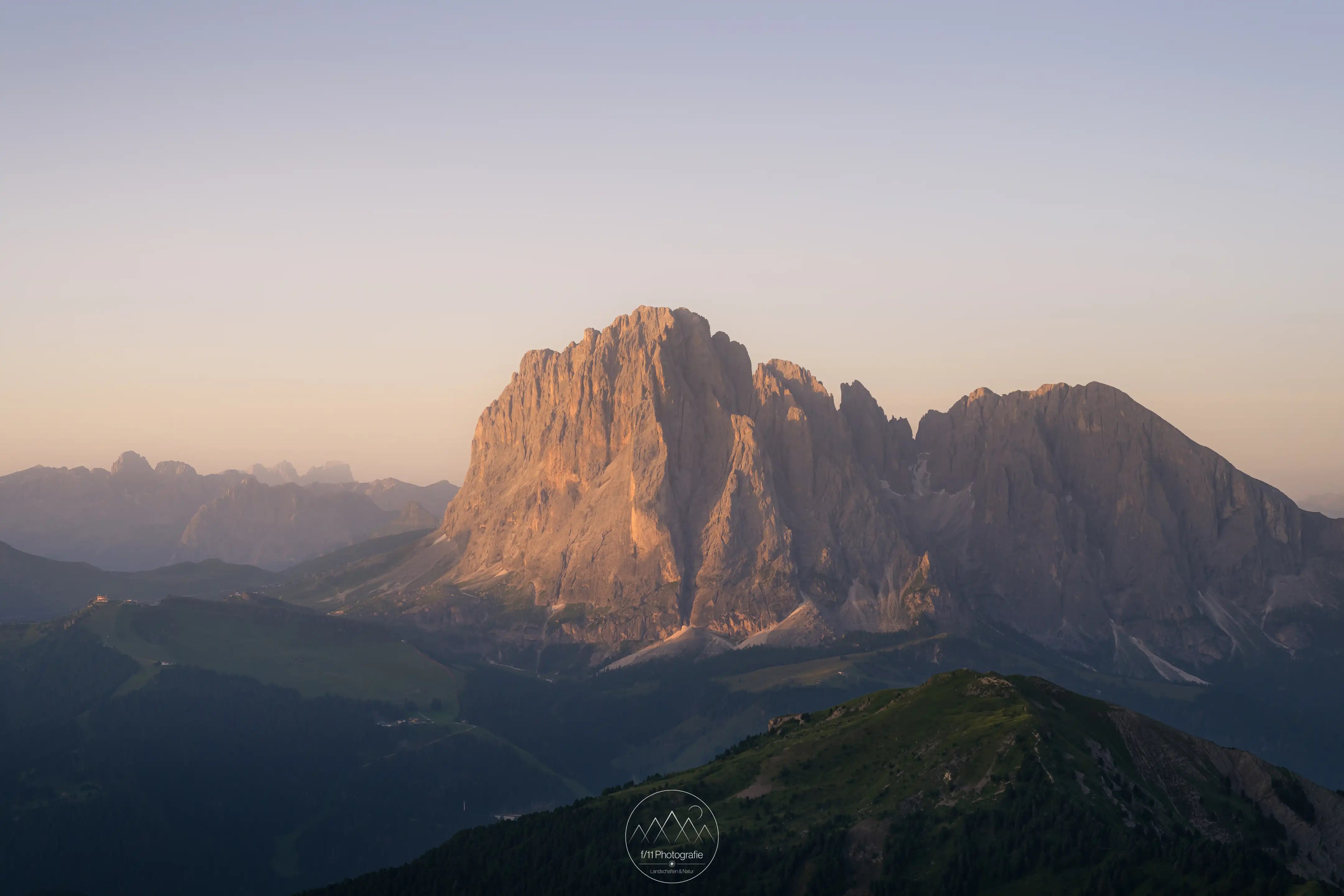 Der Ausblick von der Seceda zur Langkofelgruppe. Im Vordergrund ist der Monte Pic zu sehen.
