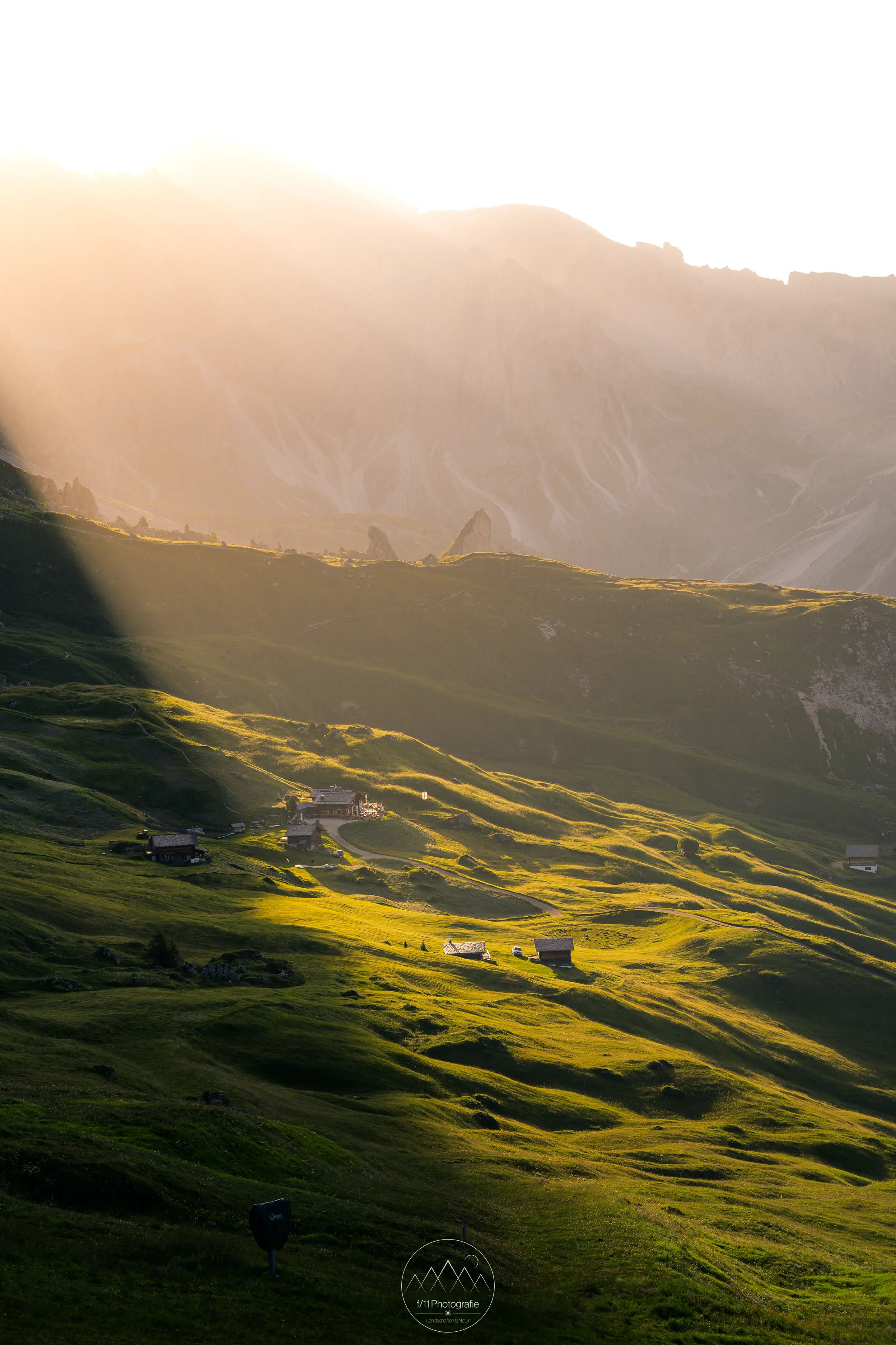 Blick auf die Almhütten auf der Seceda im Morgenlicht.