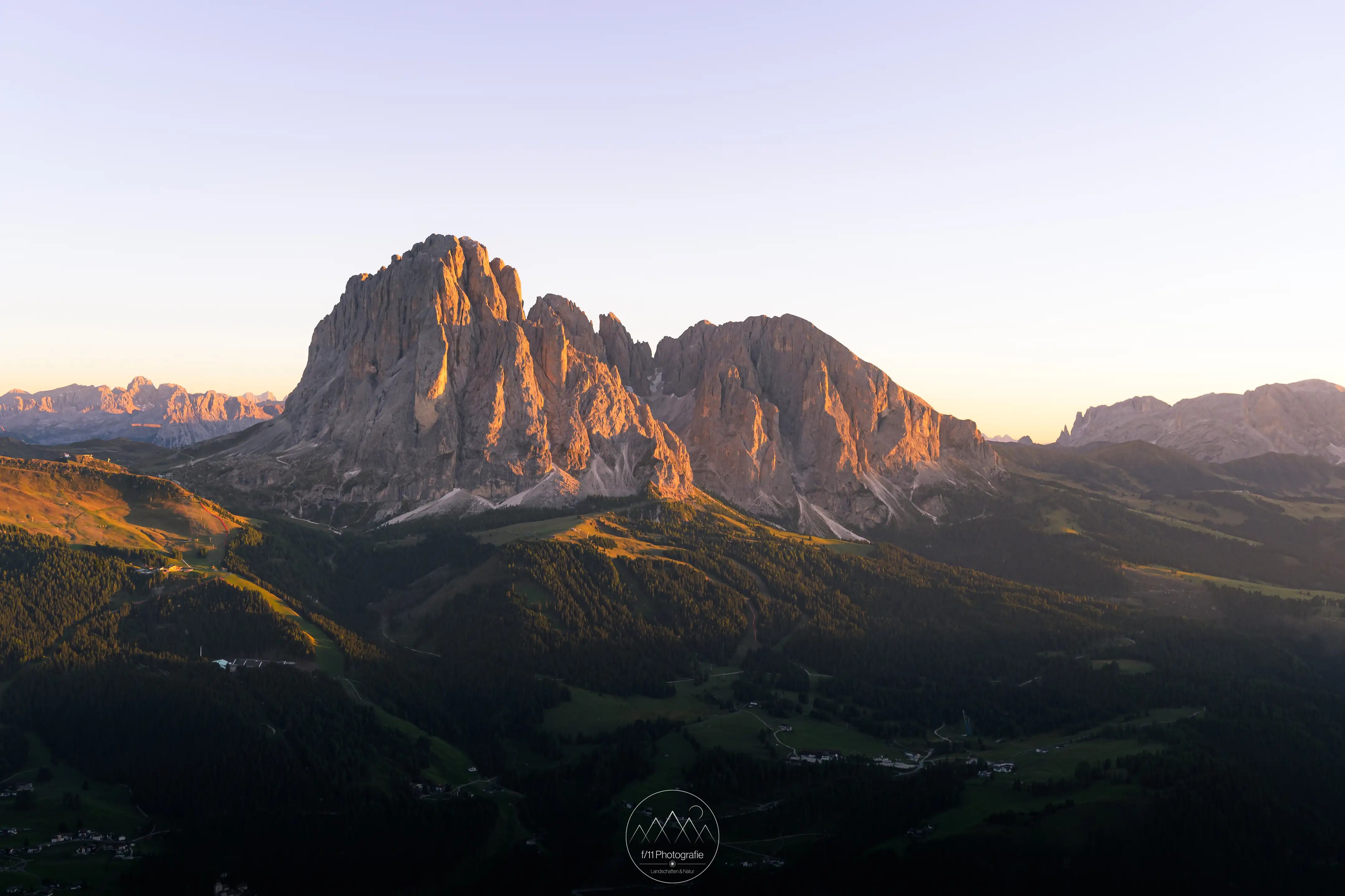 Blick auf die Langkofelgruppe vom Monte Pic zum Sonnenuntergang.