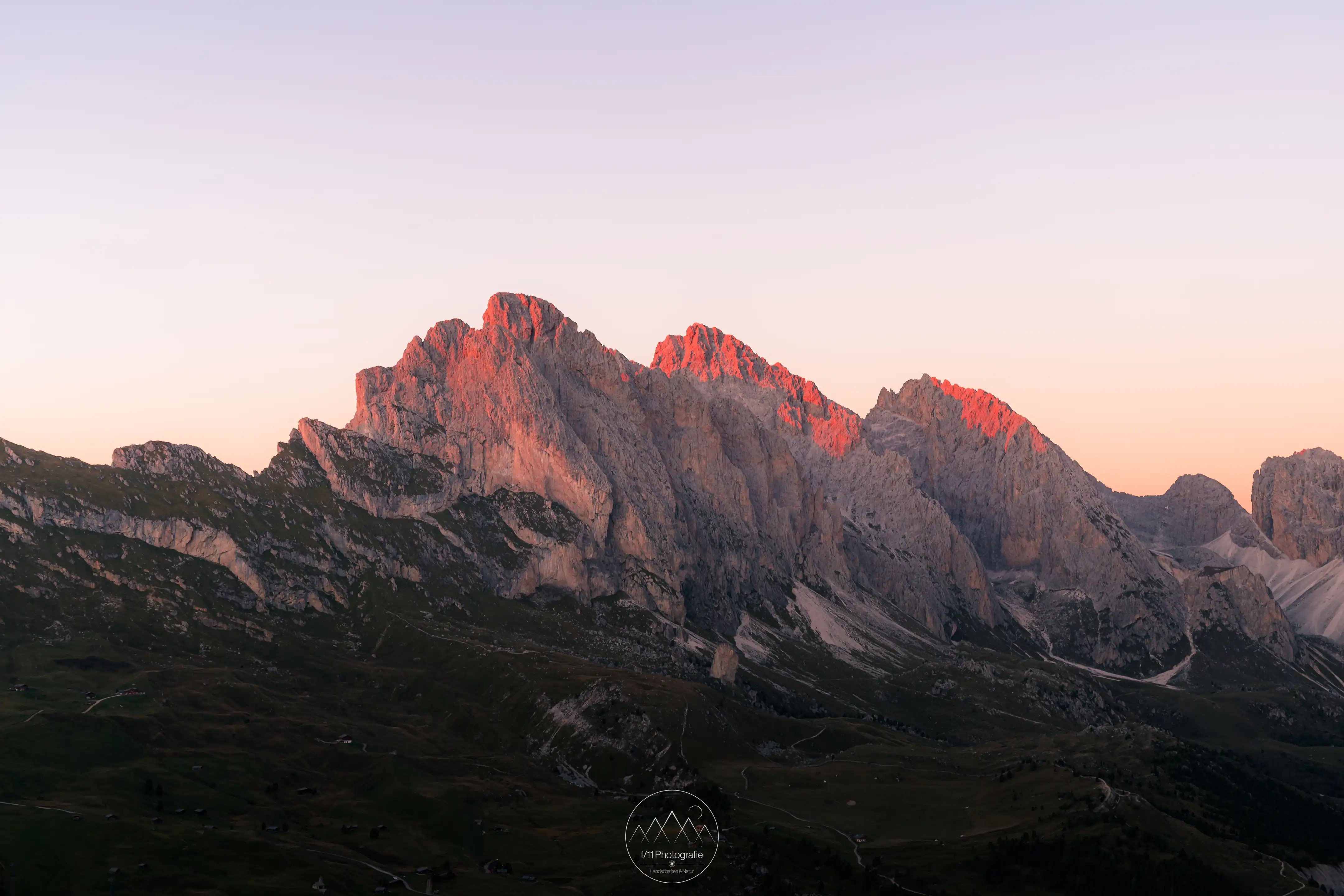 Die Geislerspitzen vom Monte Pic mit Alpenglühen am Abend.