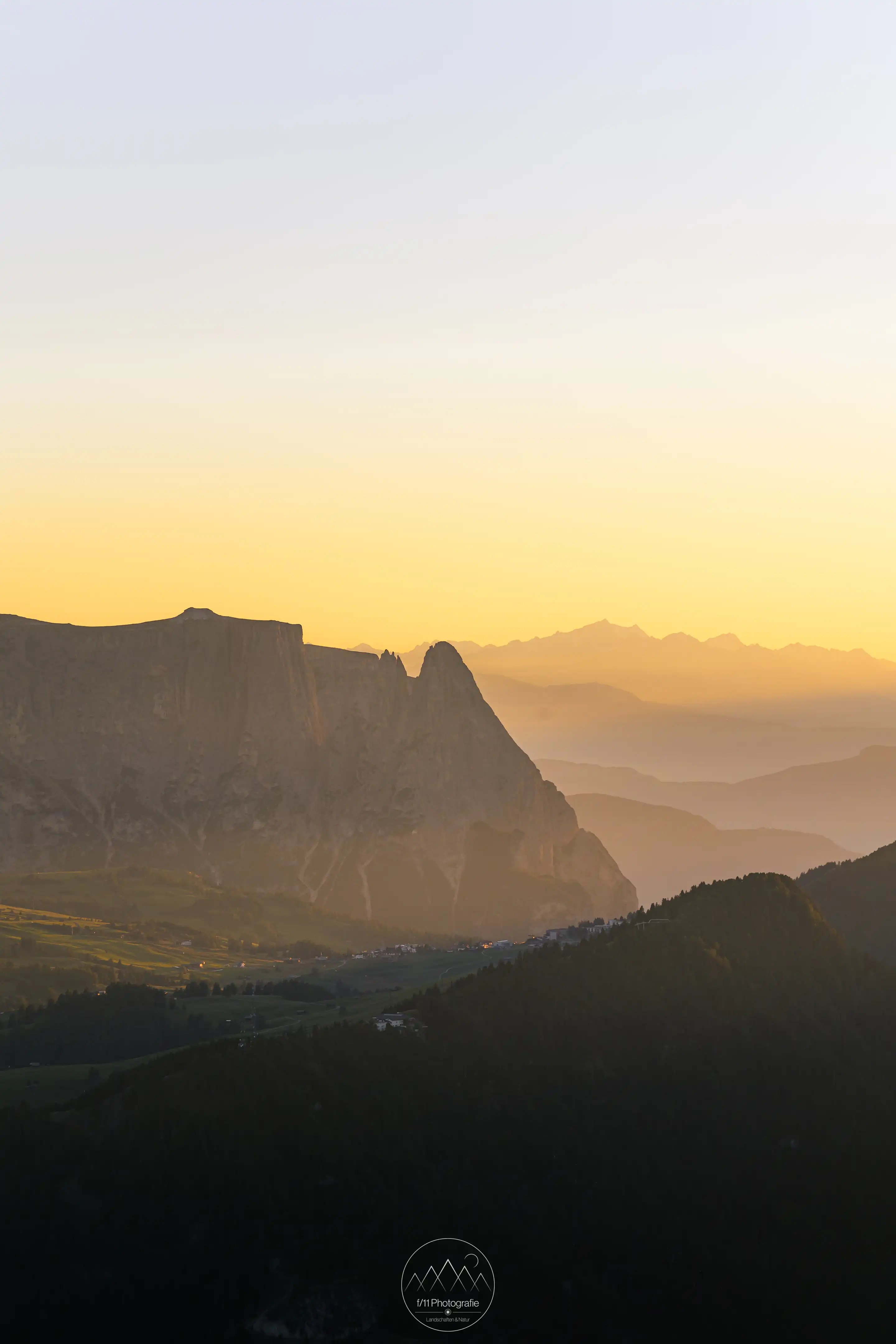 Der Blick vom Monte Pic Blick über die Seiser Alm zum Schlern im Abendlicht.