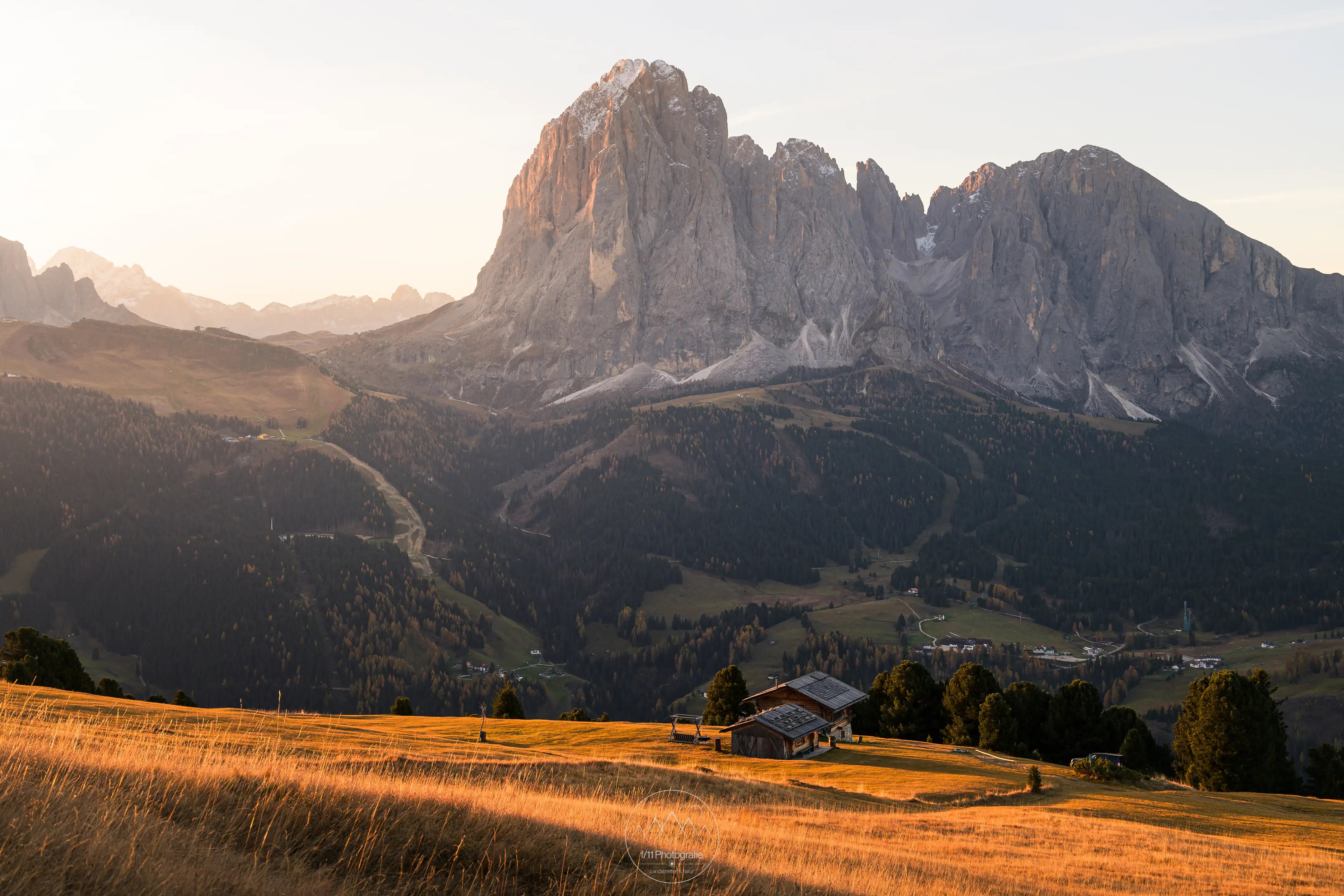 Ausblick von den Wiesen der Seurasas zum Langkofel an einem Herbstmorgen.