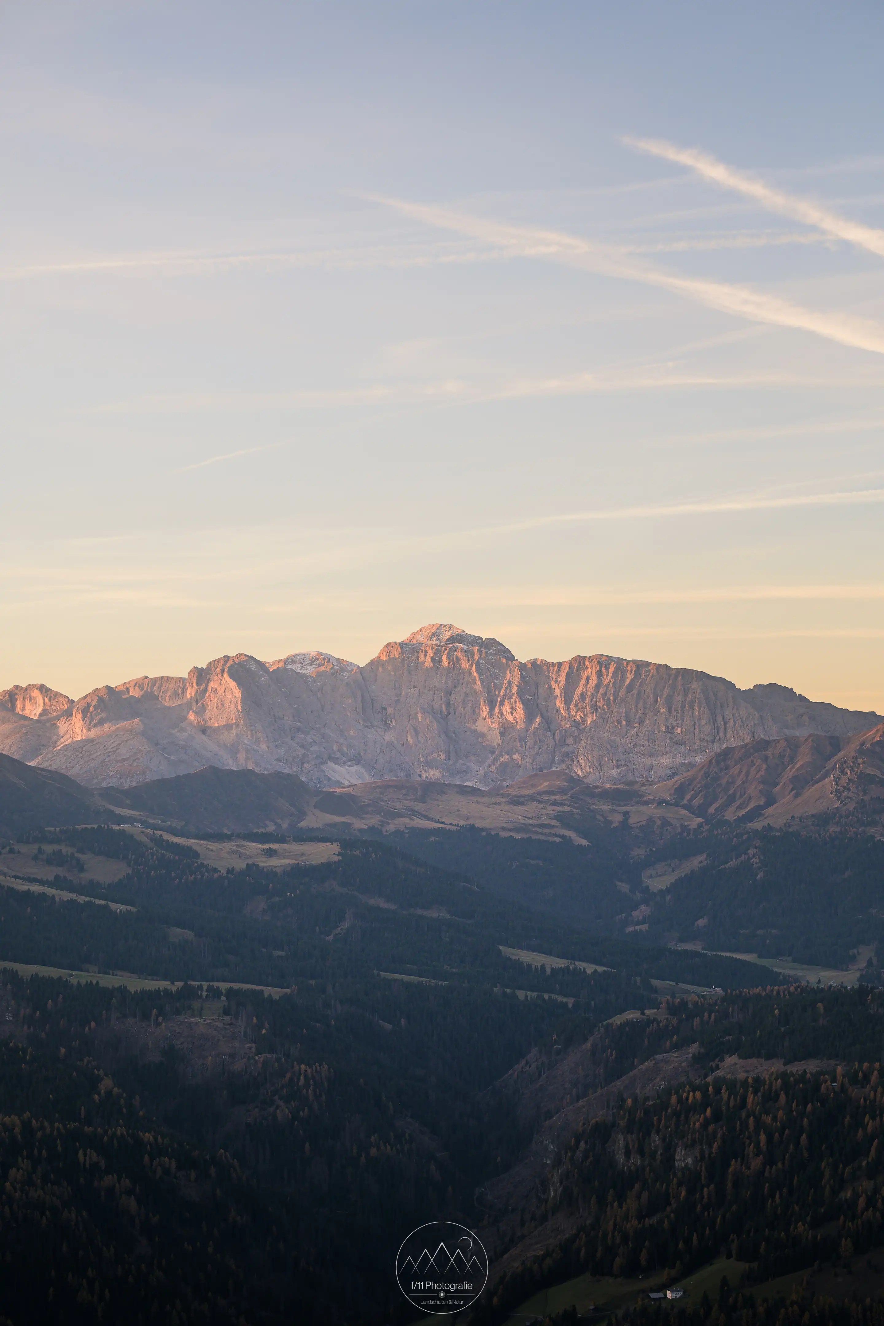 Der Ausblick über die Seiser Alm zum Rosengarten zum Morgenlicht.