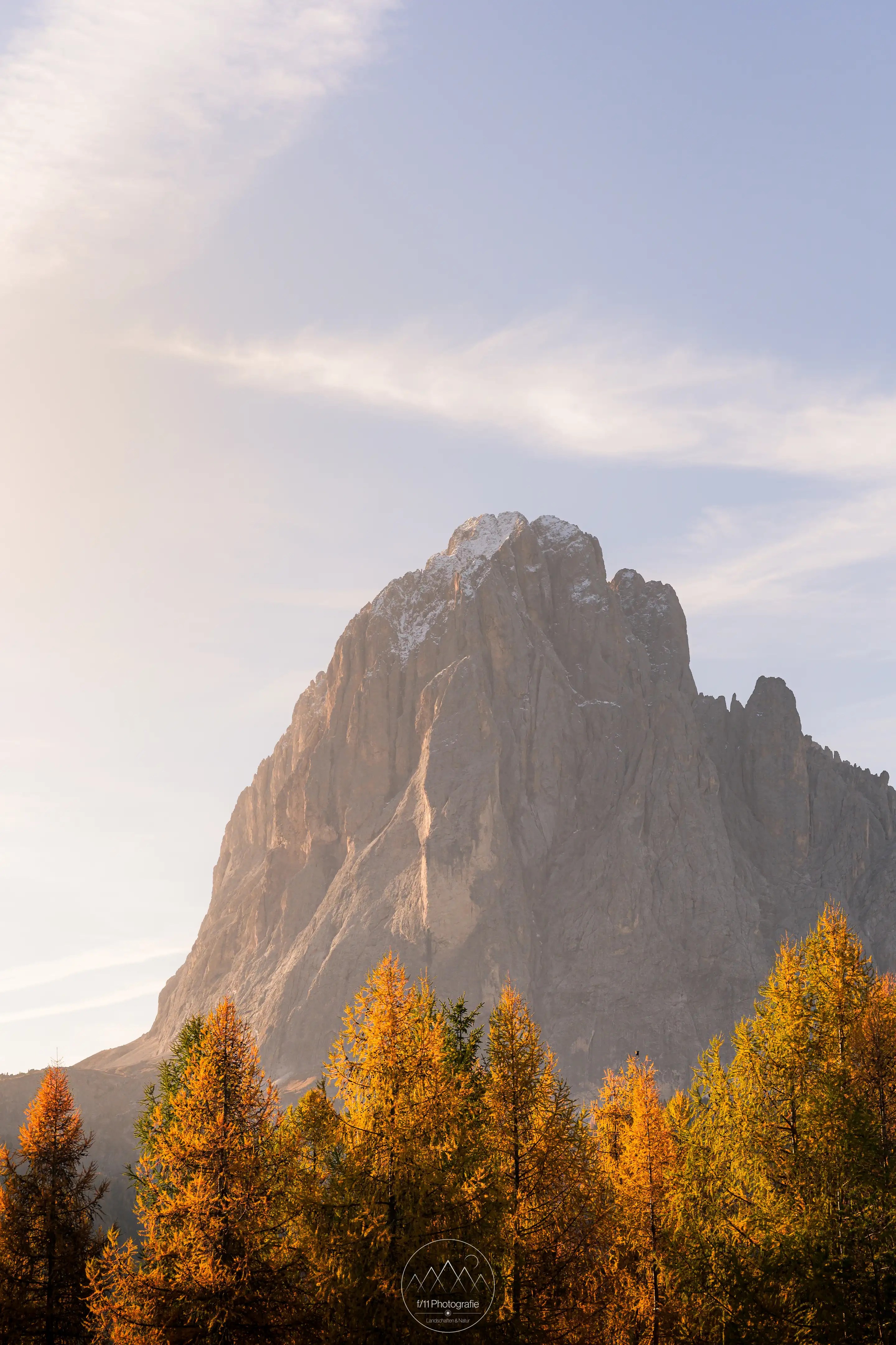 Blick zum Langkofel unterhalb des Seurasas mit golden Herbstfarben.