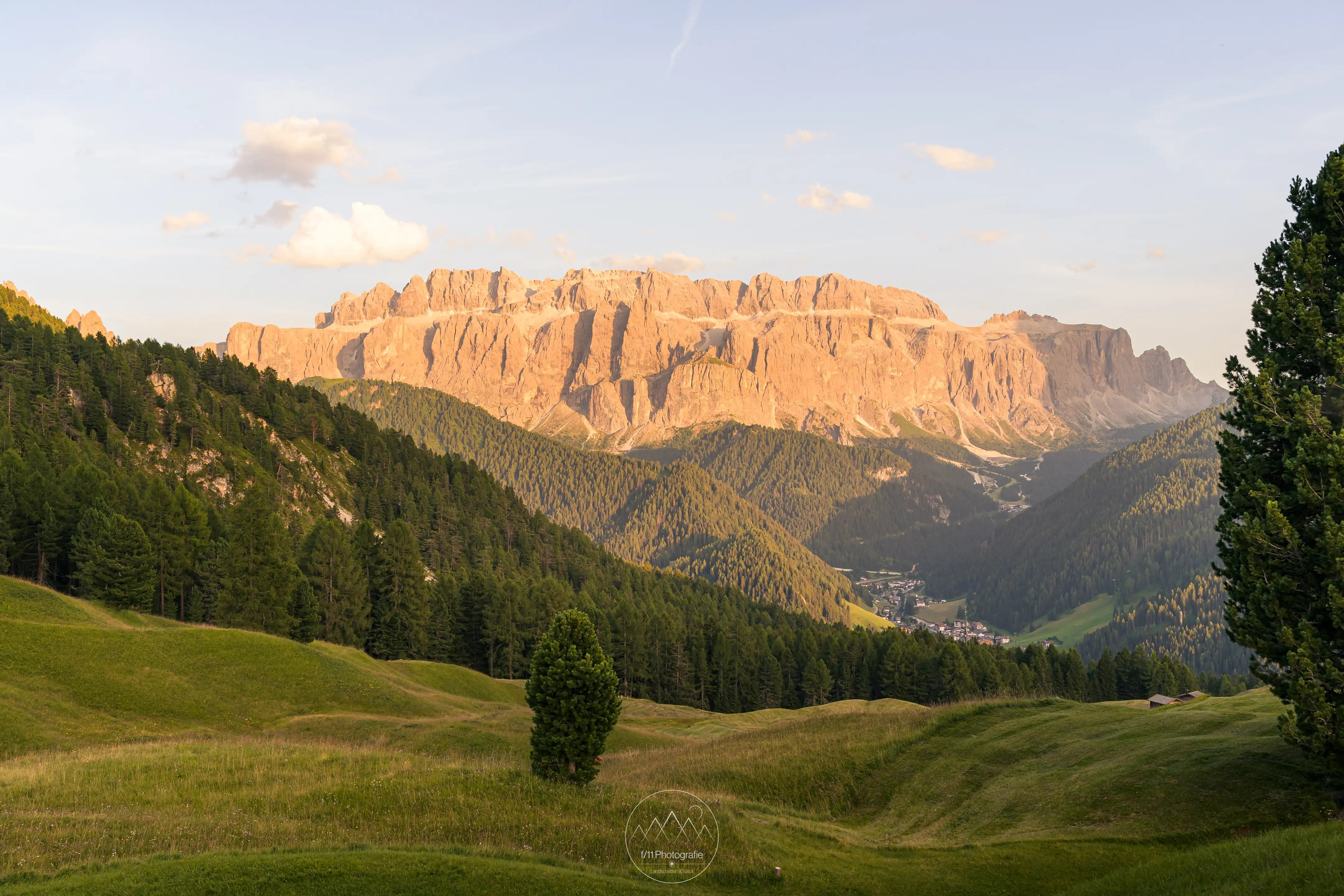 Der Blick zur Sellaguppe über die Almwiesen rund um die Juac Hütte.