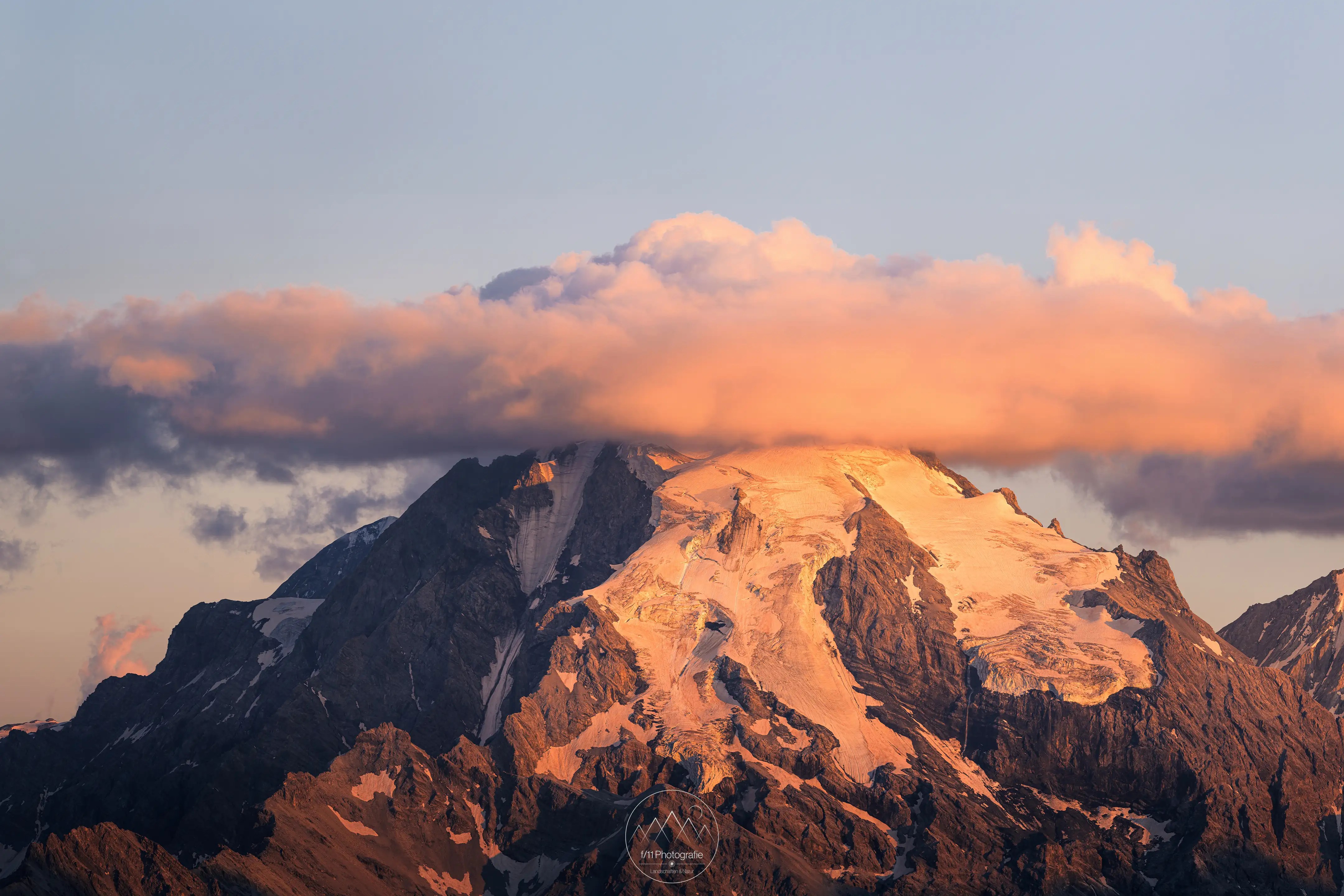 Der wolkenverhangene Gipfel des Ortler gesehen vom Piz Chavalatsch in Südtirol zum Sonnenuntergang.