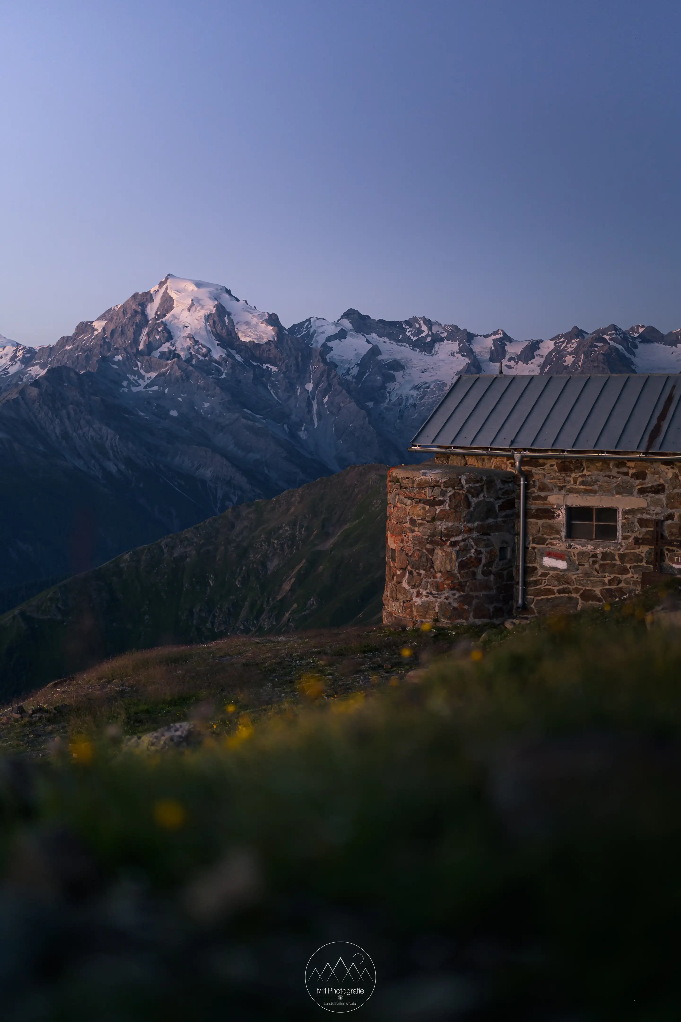 Blaue Stunde am Piz Chavalatsch im Vordergrund ist die alte Zollhütte zu sehen.