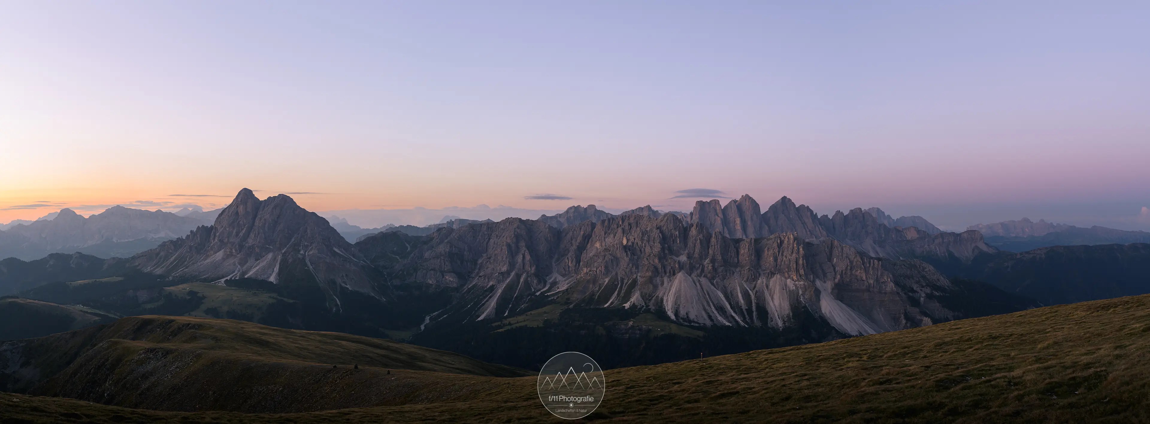 Der Panoramablick vom Großen Gabler ist einmalig und reicht vom Peitlerkofel bis zur Seiseralm samt Schlerngruppe.