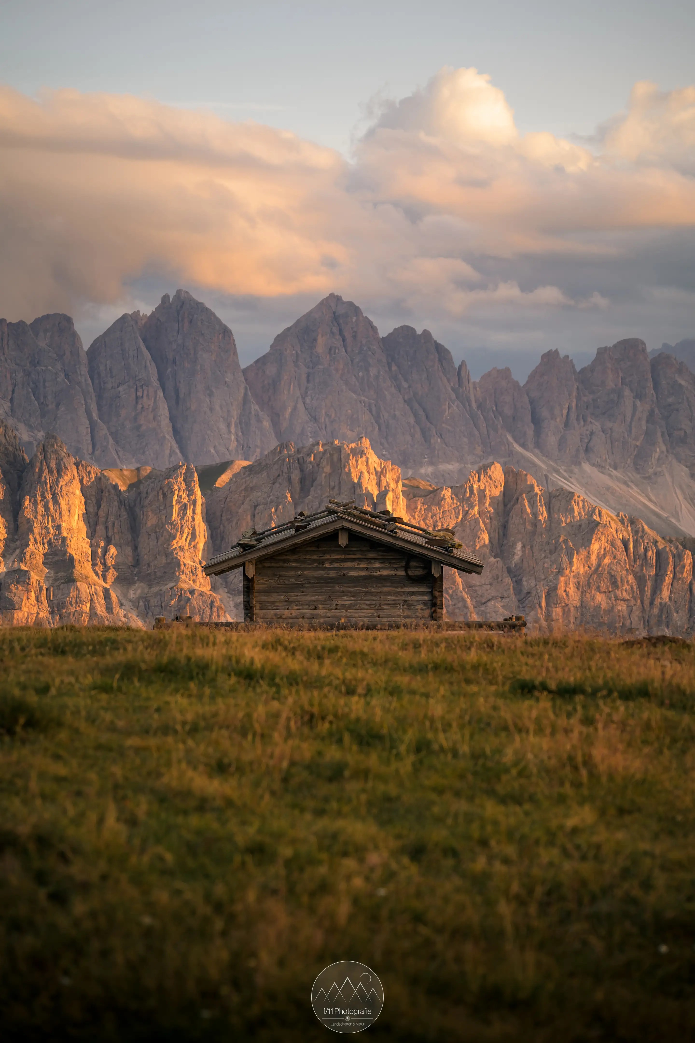 Die Biwakhütte am Großen Gabler ist ein schönes Motiv vor dem Panorama der Geislerspitzen.