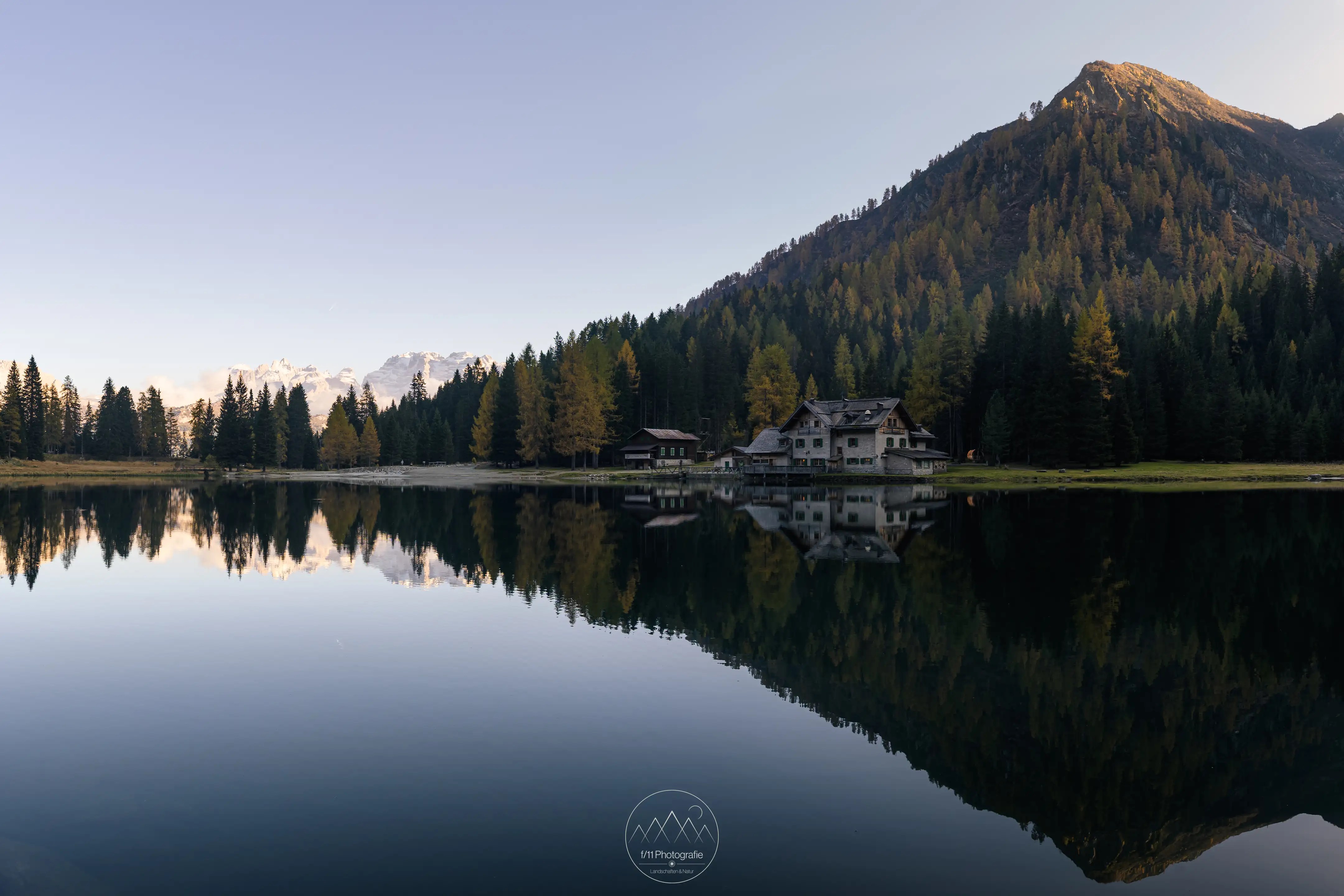 Das Refugio fügt sich malerisch in die Landschaft ein, die besonders im Herbst besonders bunt ist.