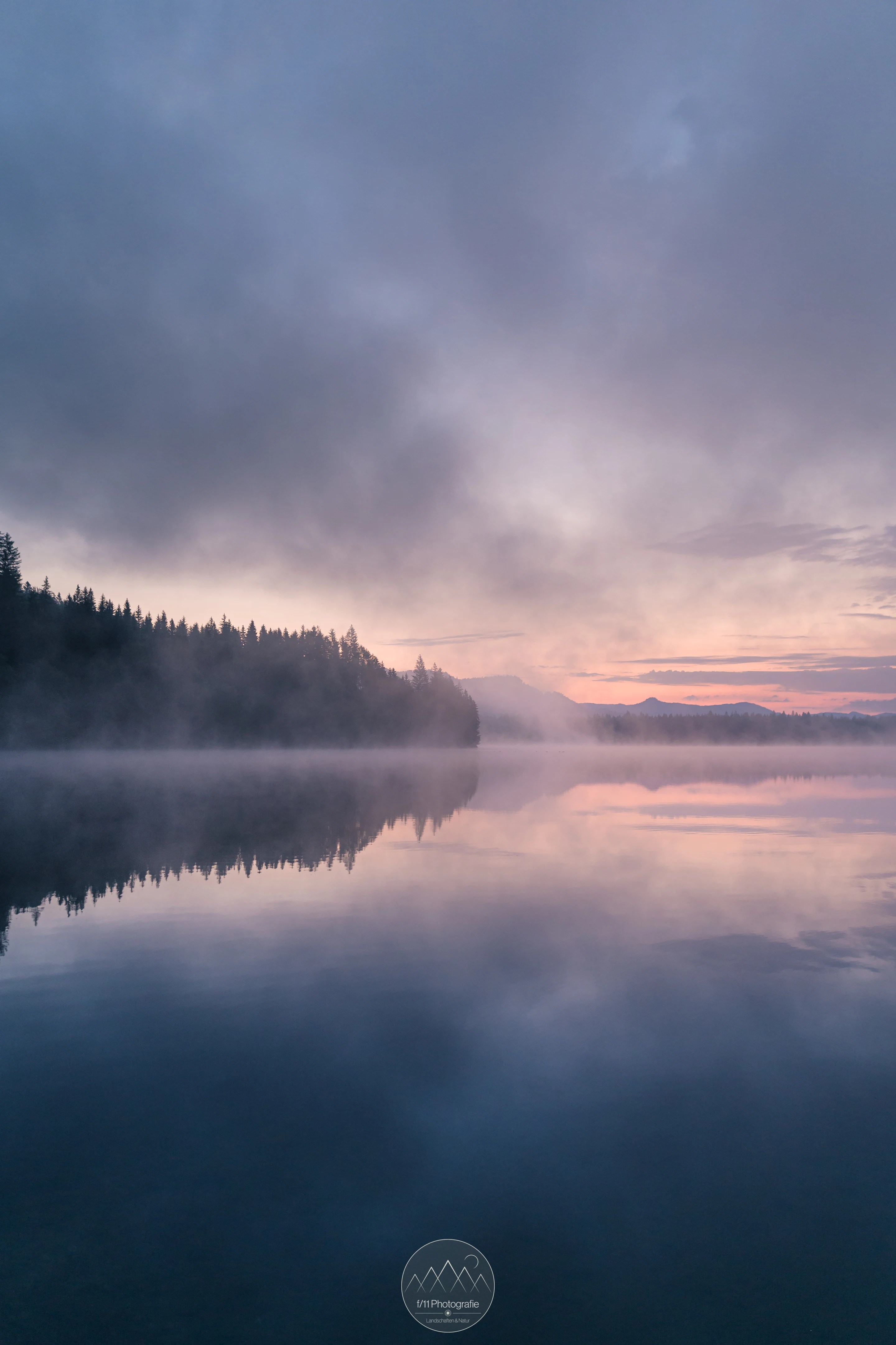 Besonders am Morgen zieht oftmals Nebel über den Barmsee.