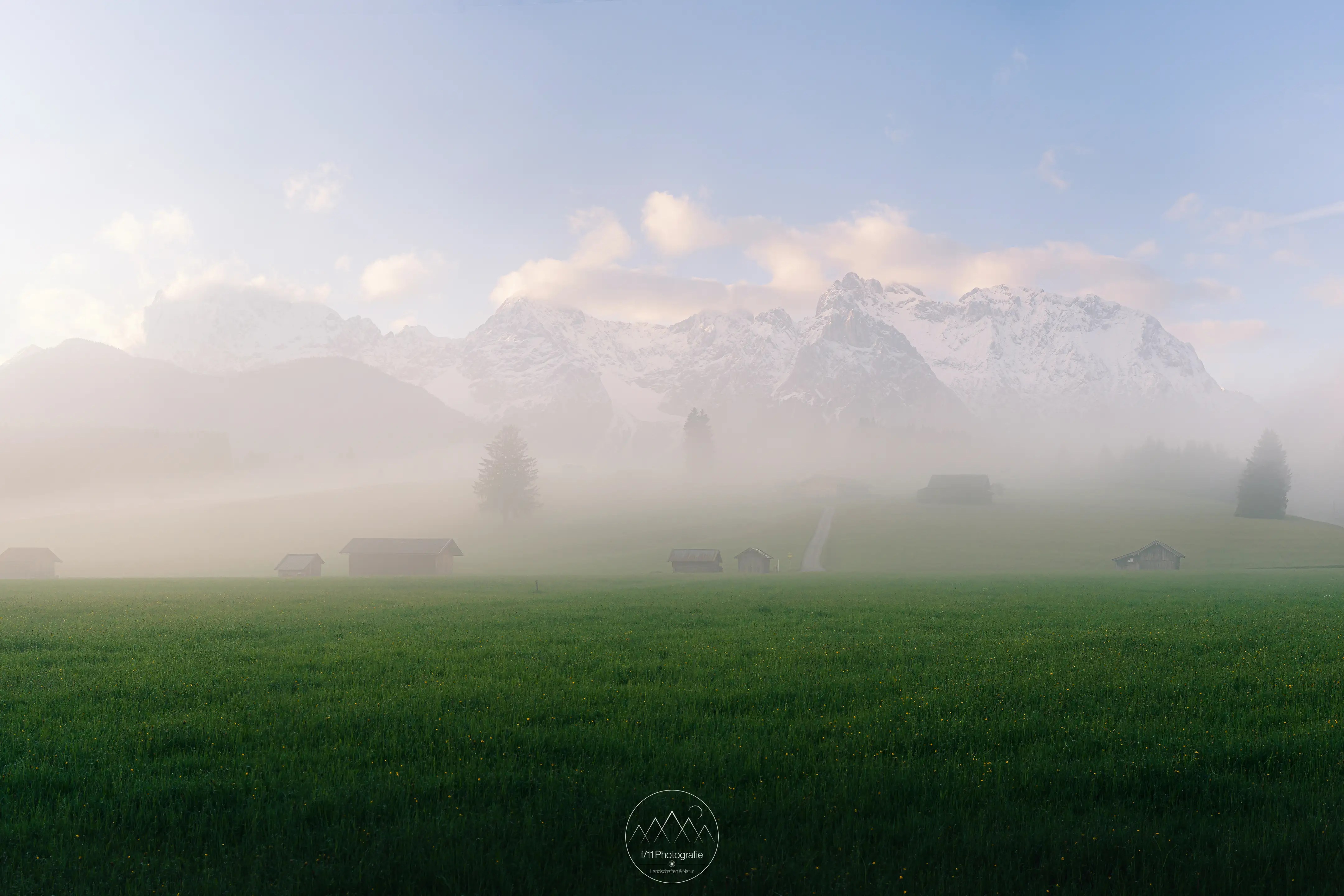 Das Karwendelgebirge hebt sich über den Buckelwiesen zwischen Garmisch Partenkirchen und Mittenwald.
