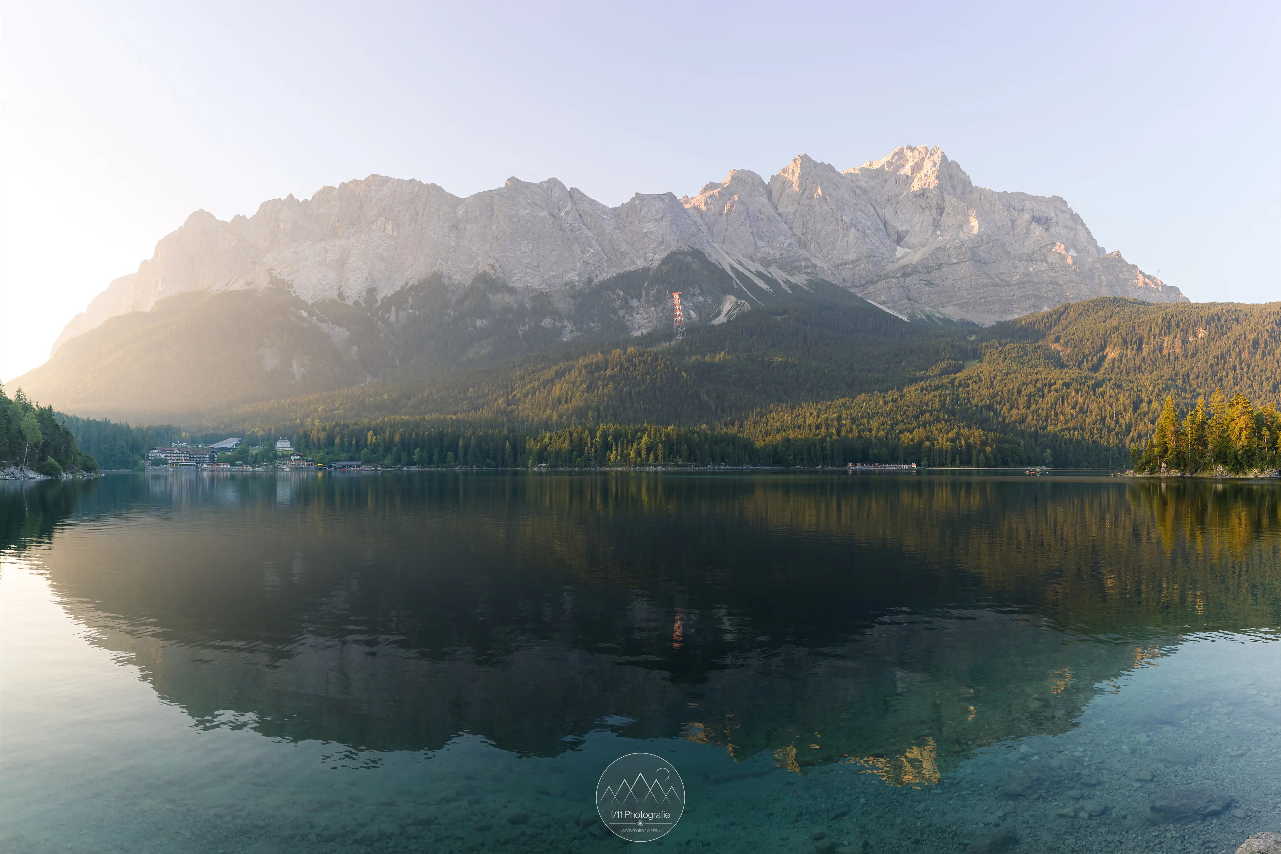 Über dem Eibsee erhebt sich das Wettersteingebirge samt Zugspitze.