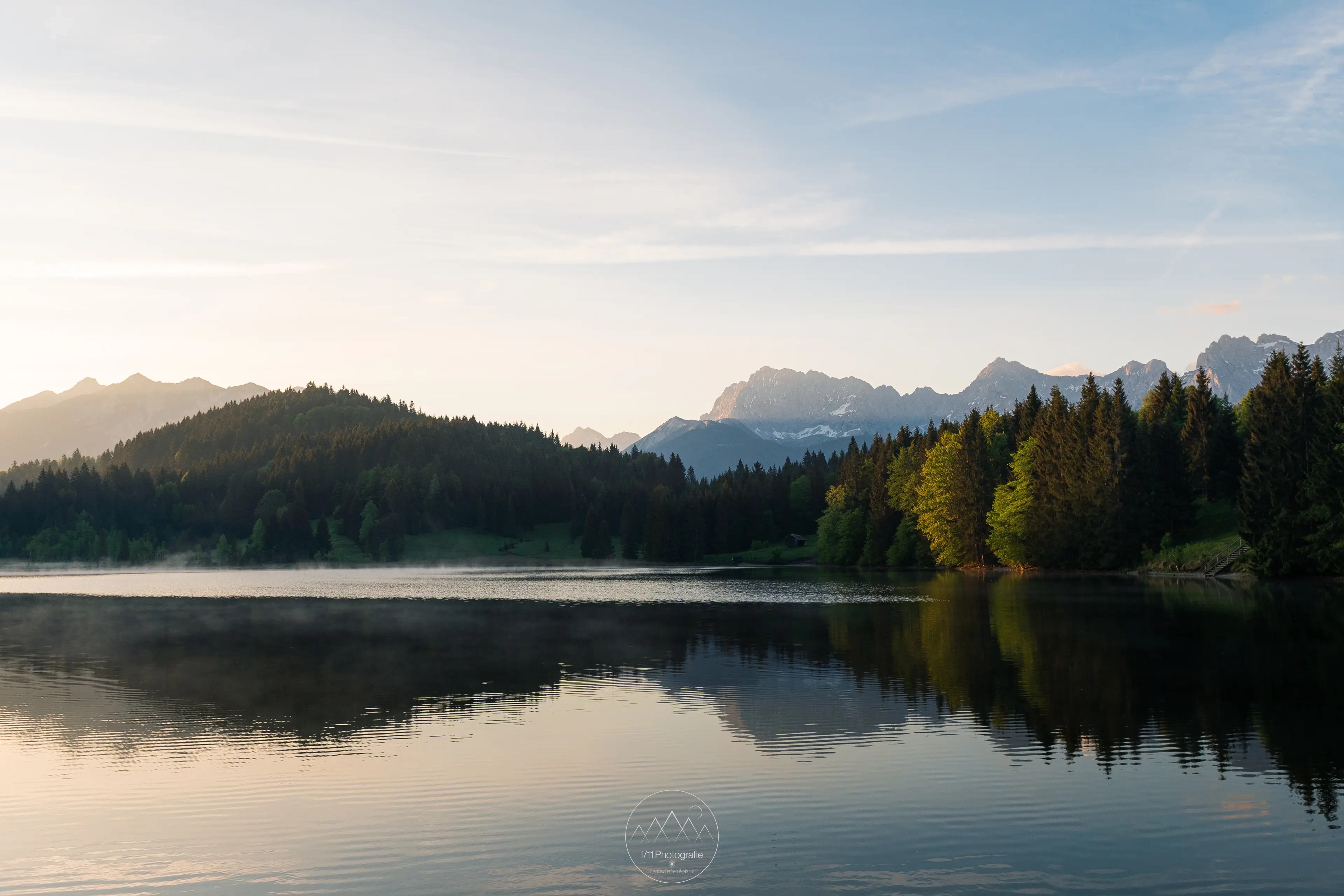 Der Geroldsee lockt mit einem traumhaften Blick zum Karwendelgebirge.