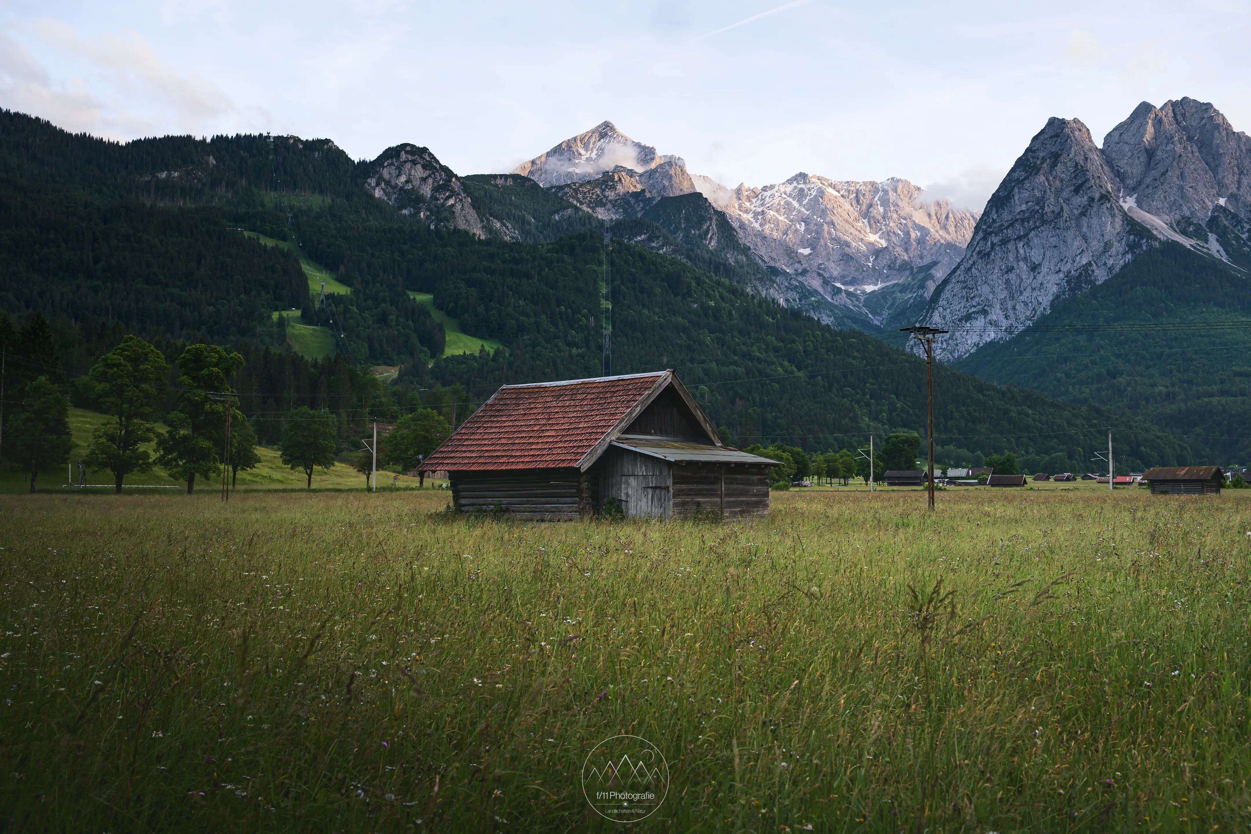 Entlang des Hammersbacher Wegs gibt es einige Motive zu entdecken, besonders mit dem typischen Heu-Hütten.