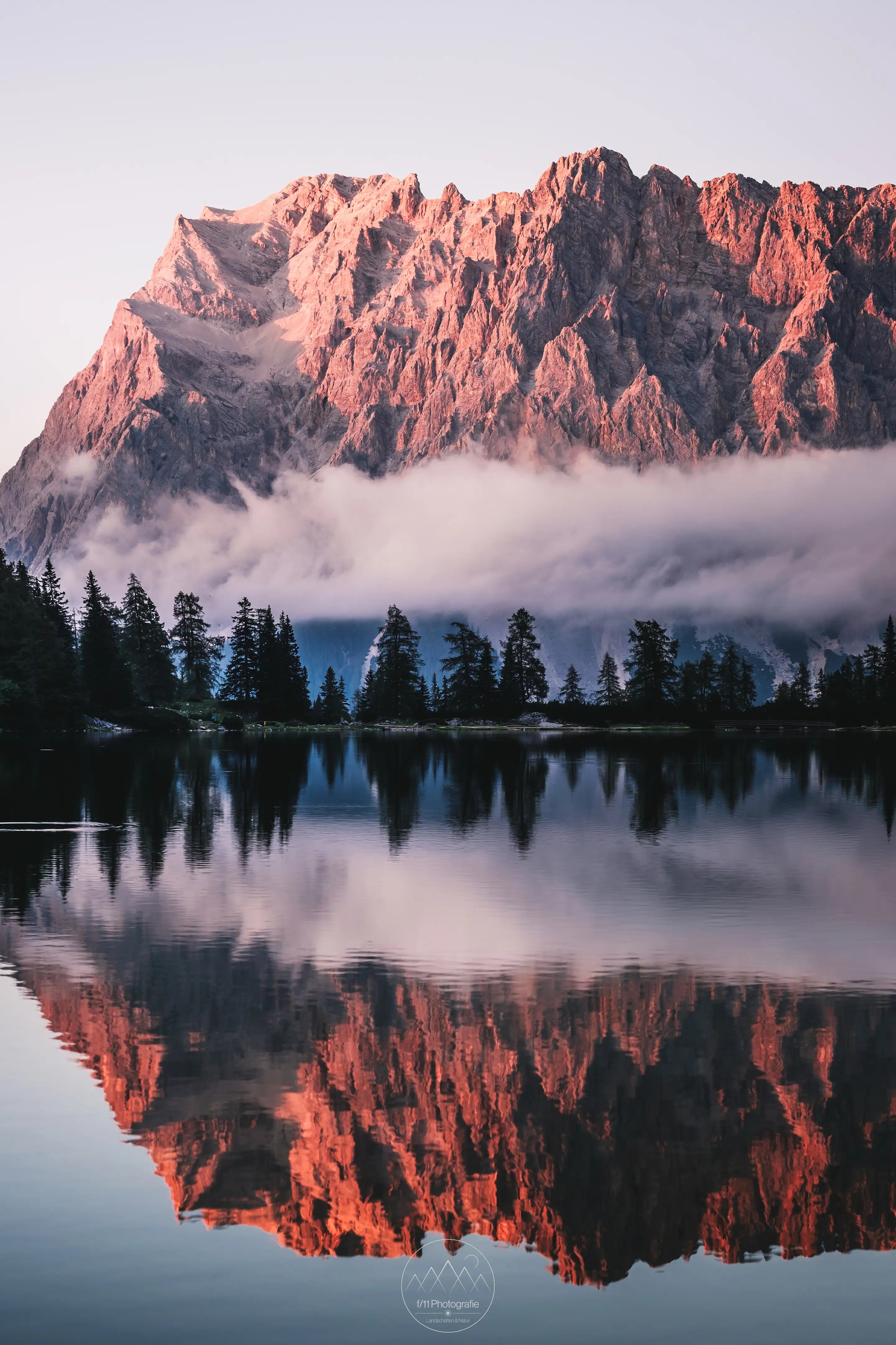 Der Seebensee samt rot leuchtenden Wettersteinspitzen.Der Seebensee samt rot leuchtenden Wettersteinspitzen.