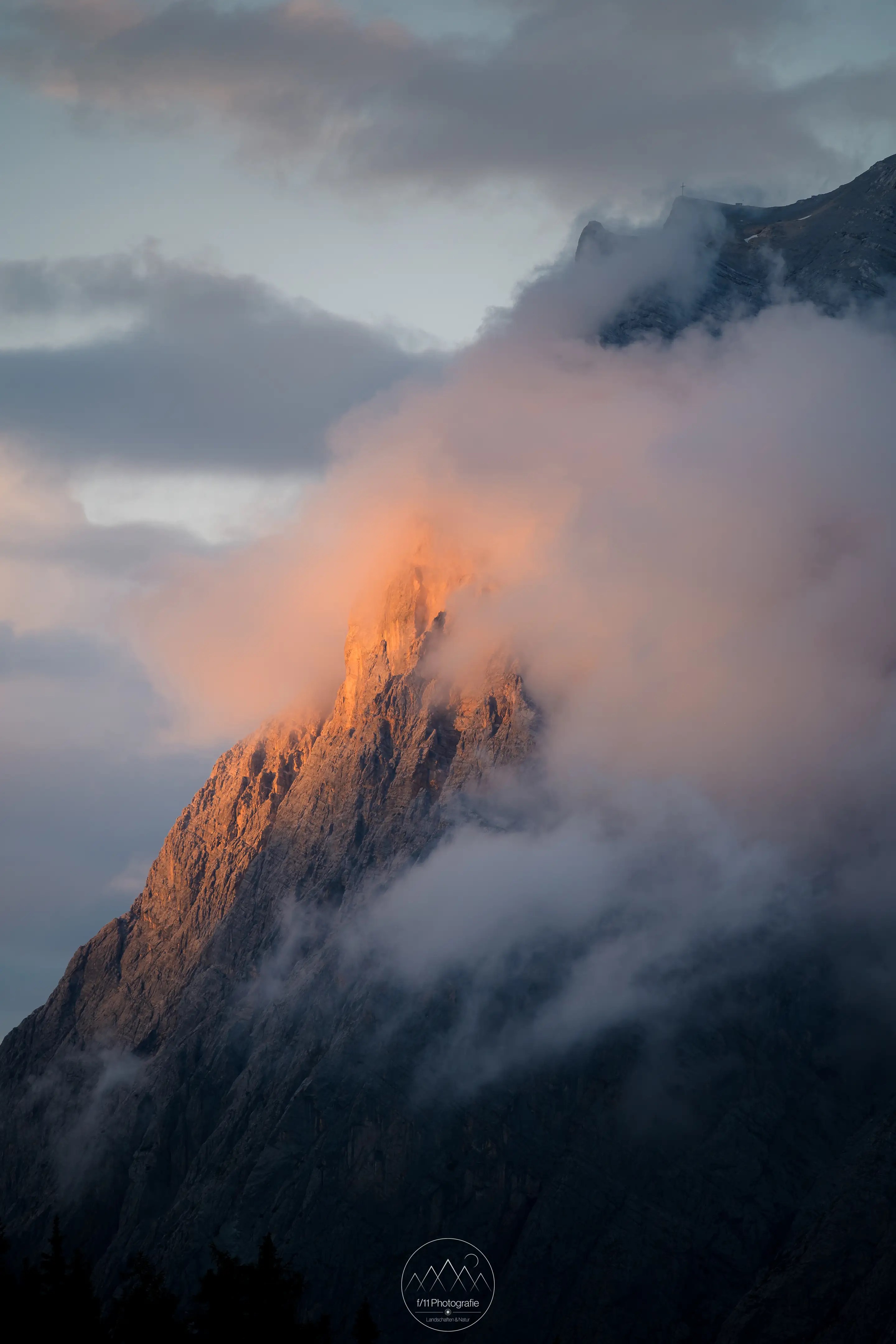 Die wolkenverhangenen Wettersteinspitzen zum Sonnenuntergang. Auch bei schlechtem Wetter bieten sich am Seebensee einige Motive.