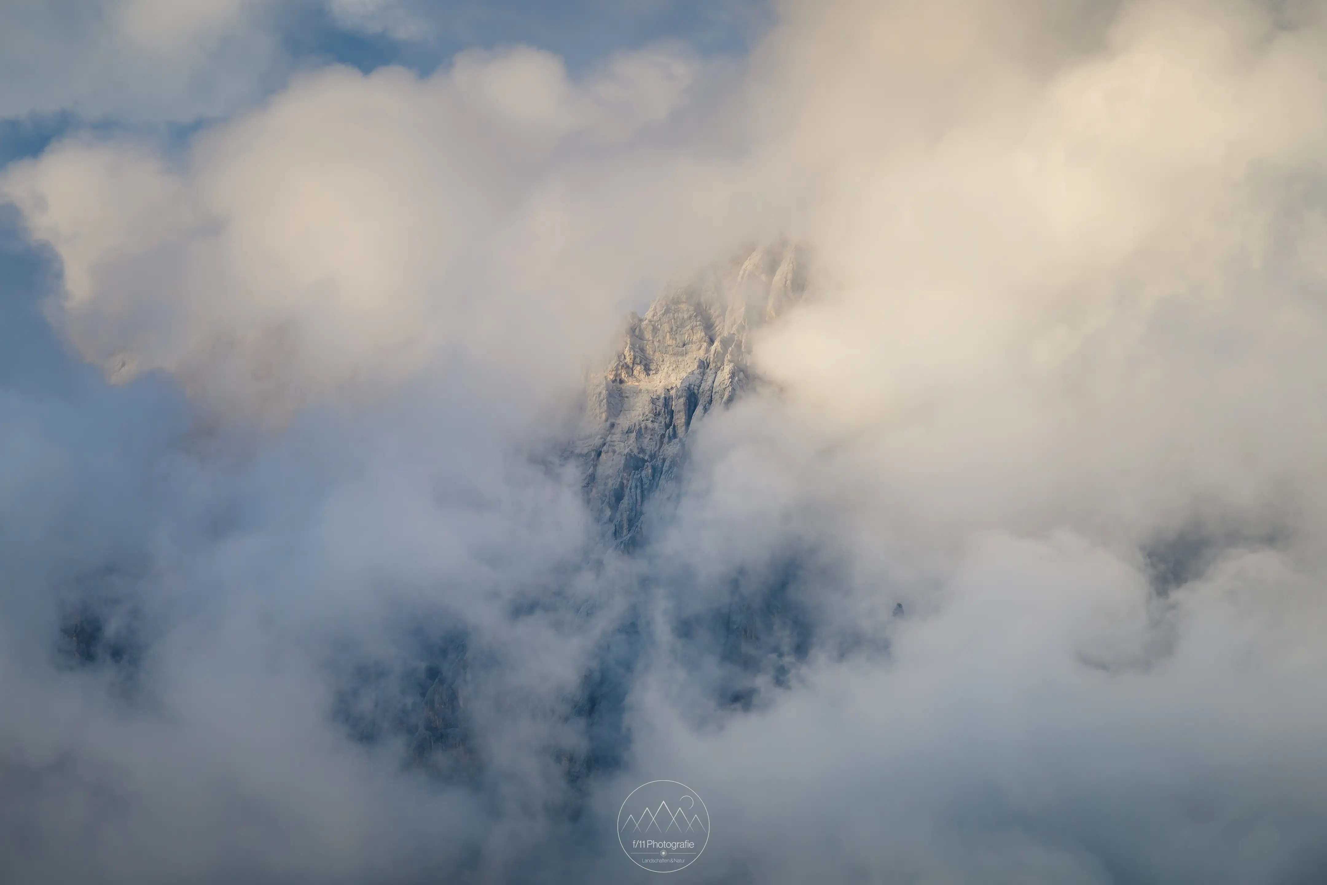 Wolken ziehen entlang der Wettersteinspitzen.