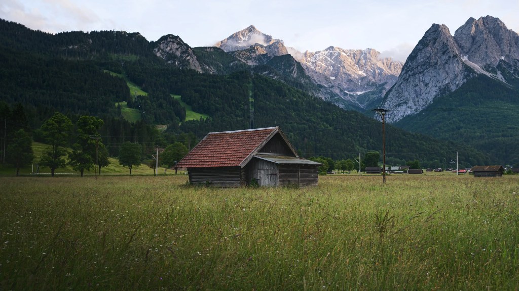 Ein Almhütte eingebettet in eine Berglandschaft