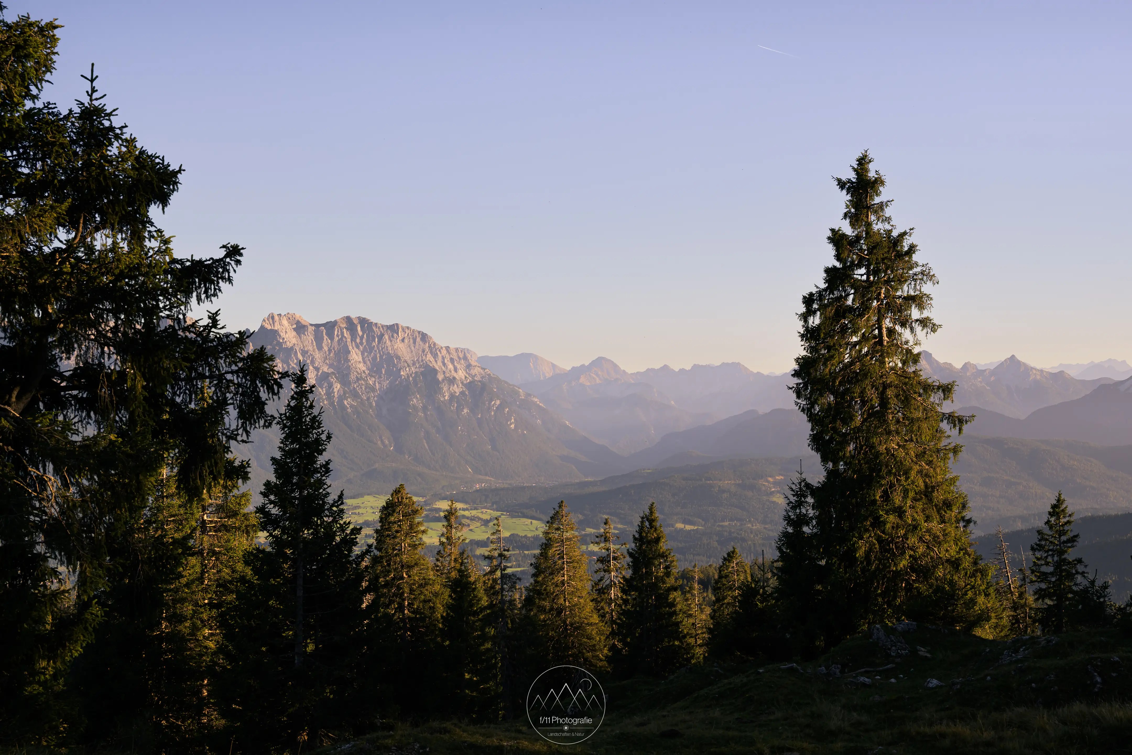 Der Blick zum Karwendel in den Wäldern rund um die Wallgauer Alm.
