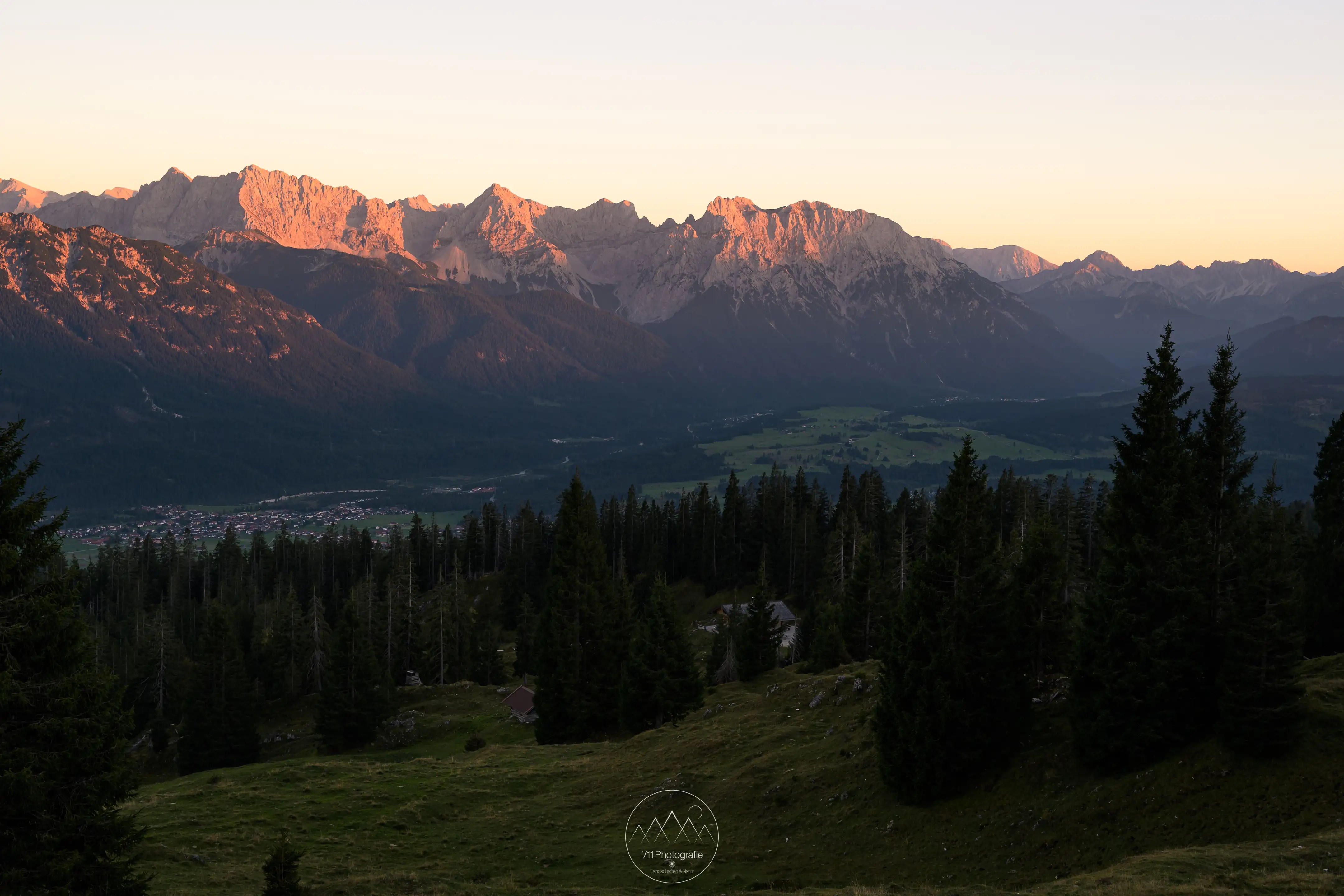 Besonder zum Sonnenuntergang kann sich ein intensives Alpenglühen am Karwendel einstellen.