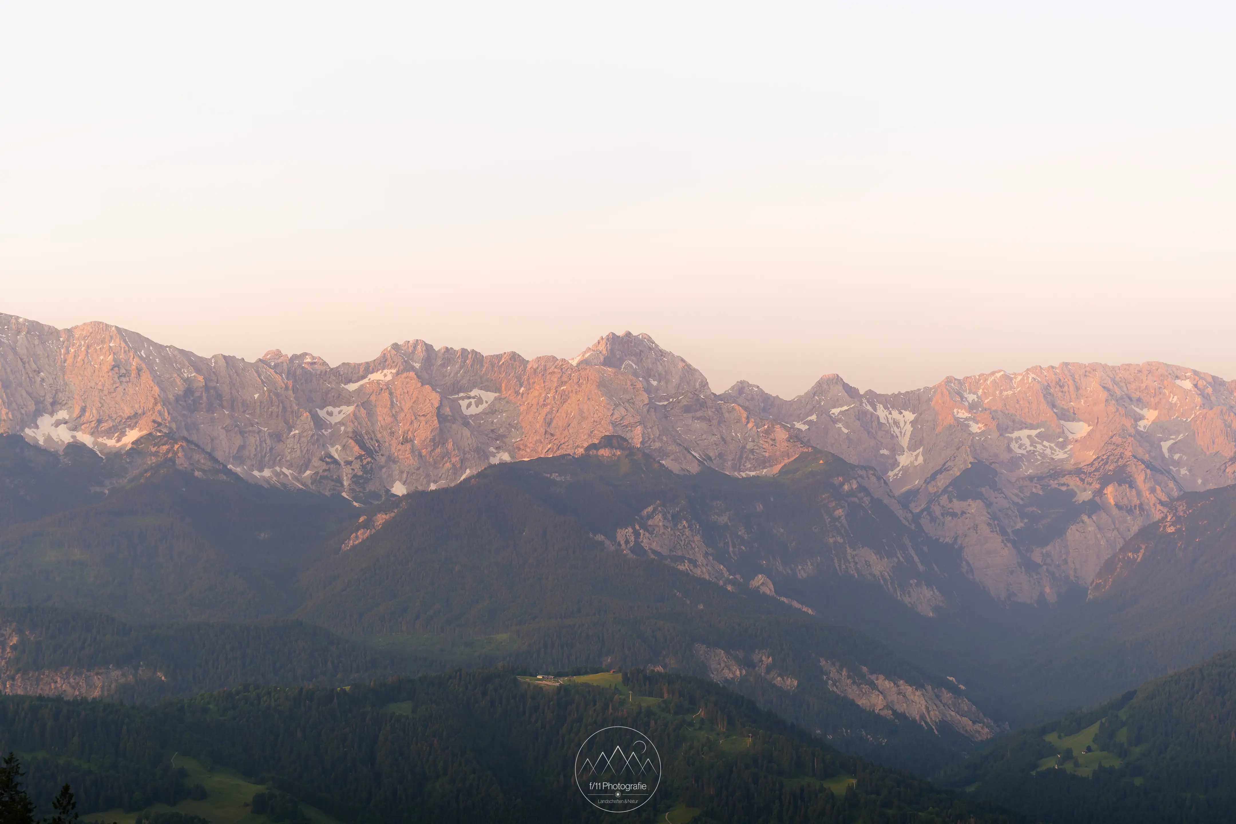 Der Blick vom Wank zum Wettersteingebirge im sanften Morgenlicht.