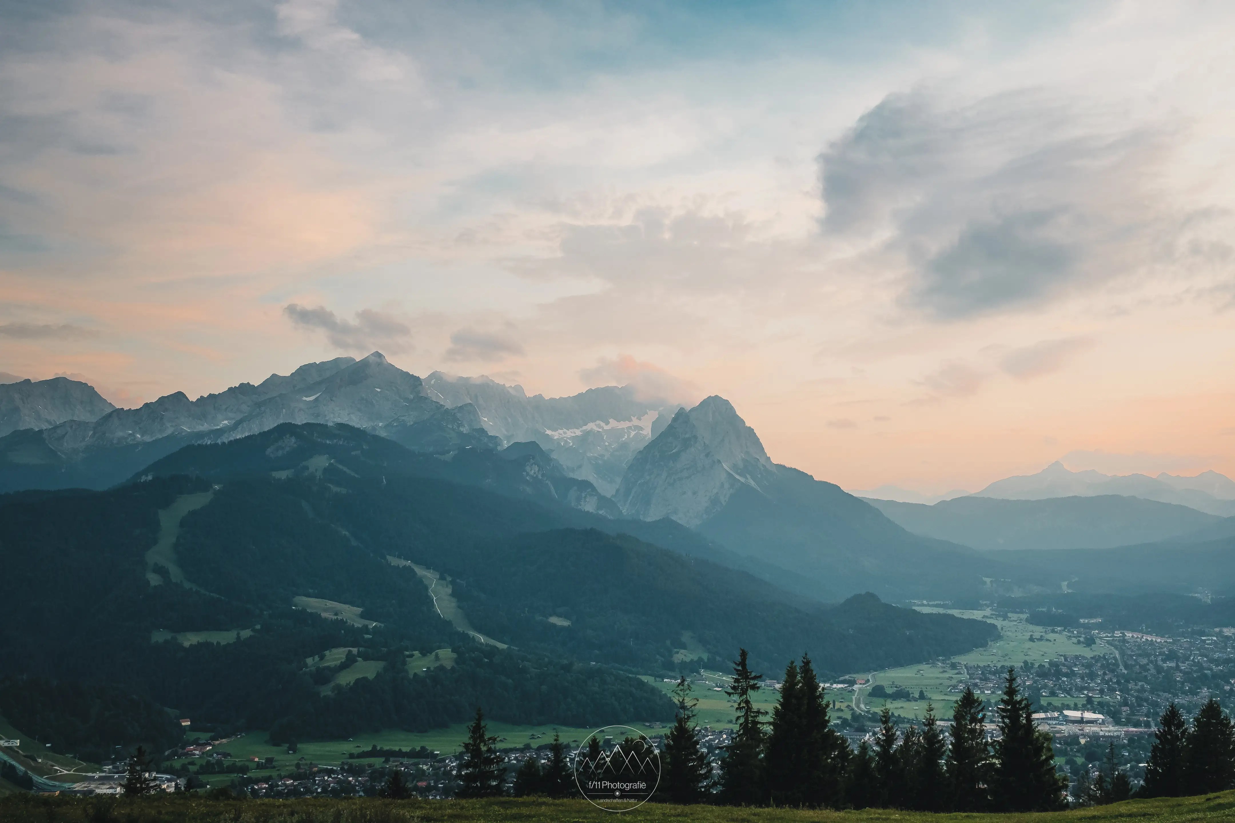 An der Eckenhütte habt ihr einen schönen Blick über Garmisch Partenkirchen.