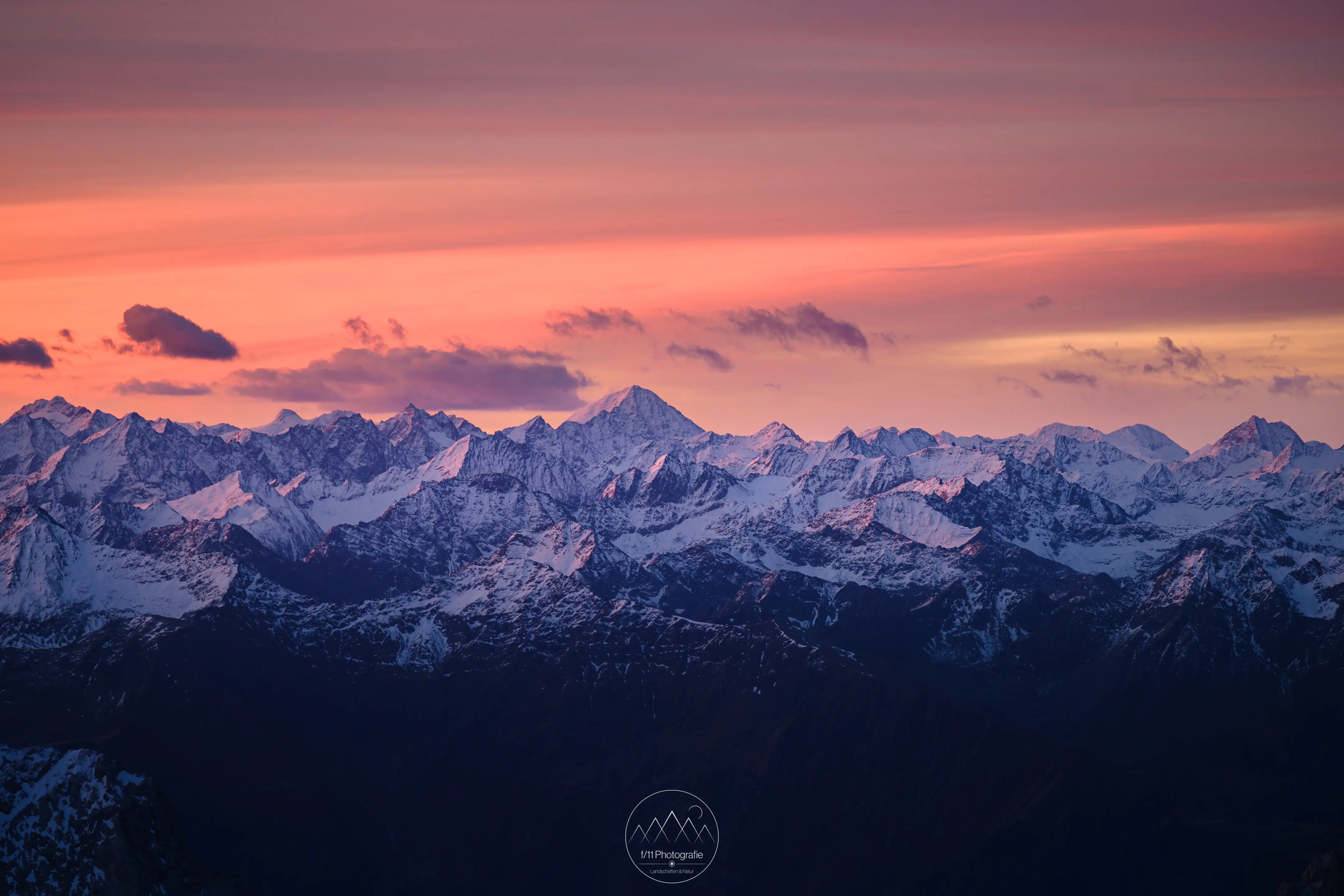 Der Blick in Richtung des Alpenhauptkamms an einem stimmungsvollen Morgen auf der Zugspitze.
