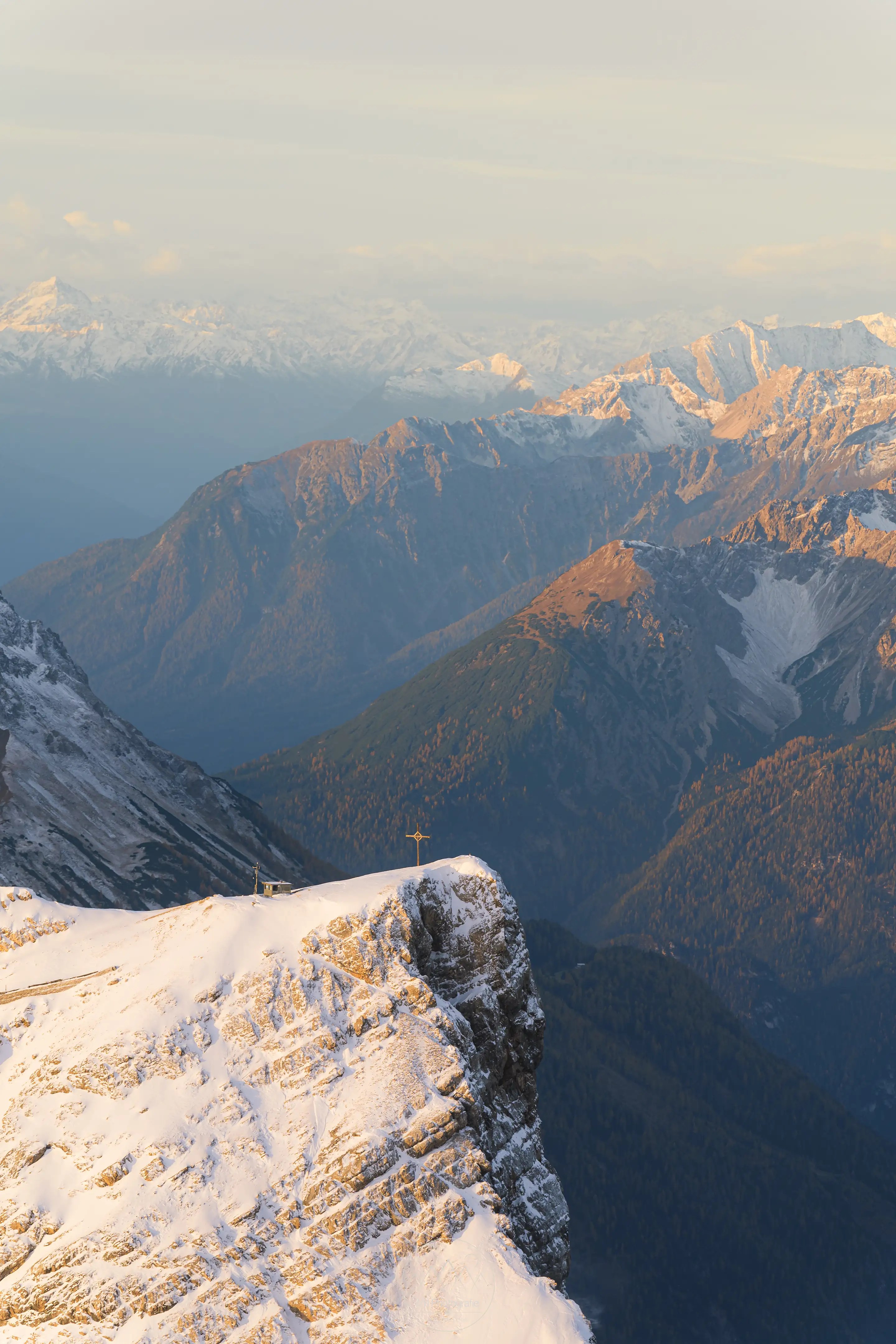 Neben weiten Ausblicke gibt es auch Details in den umliegenden Gipfel zu entdecken.