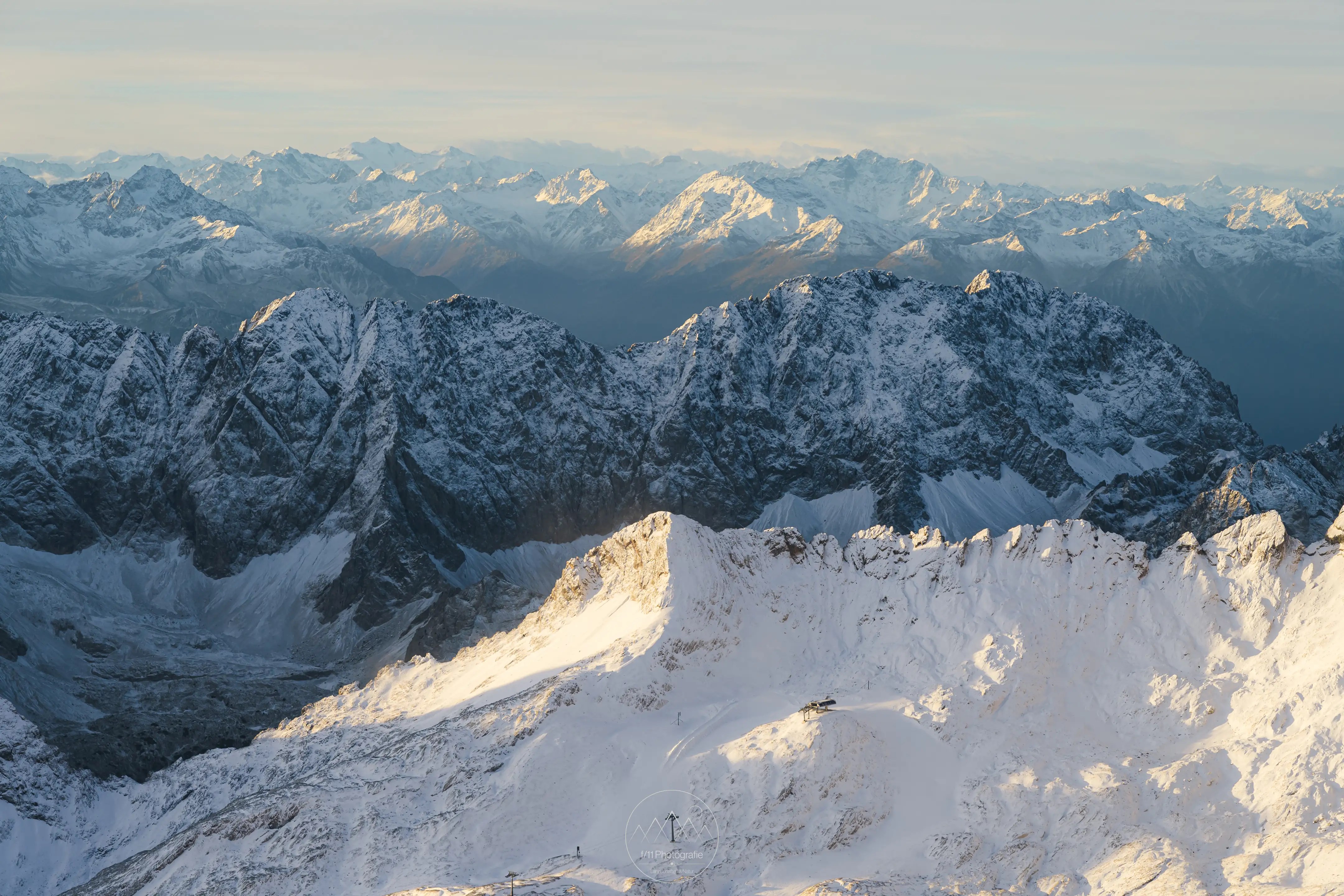 Die Weite der Berge und Gipfel lässt die Infratstuktur des Skigebiets winzig klein wirken.