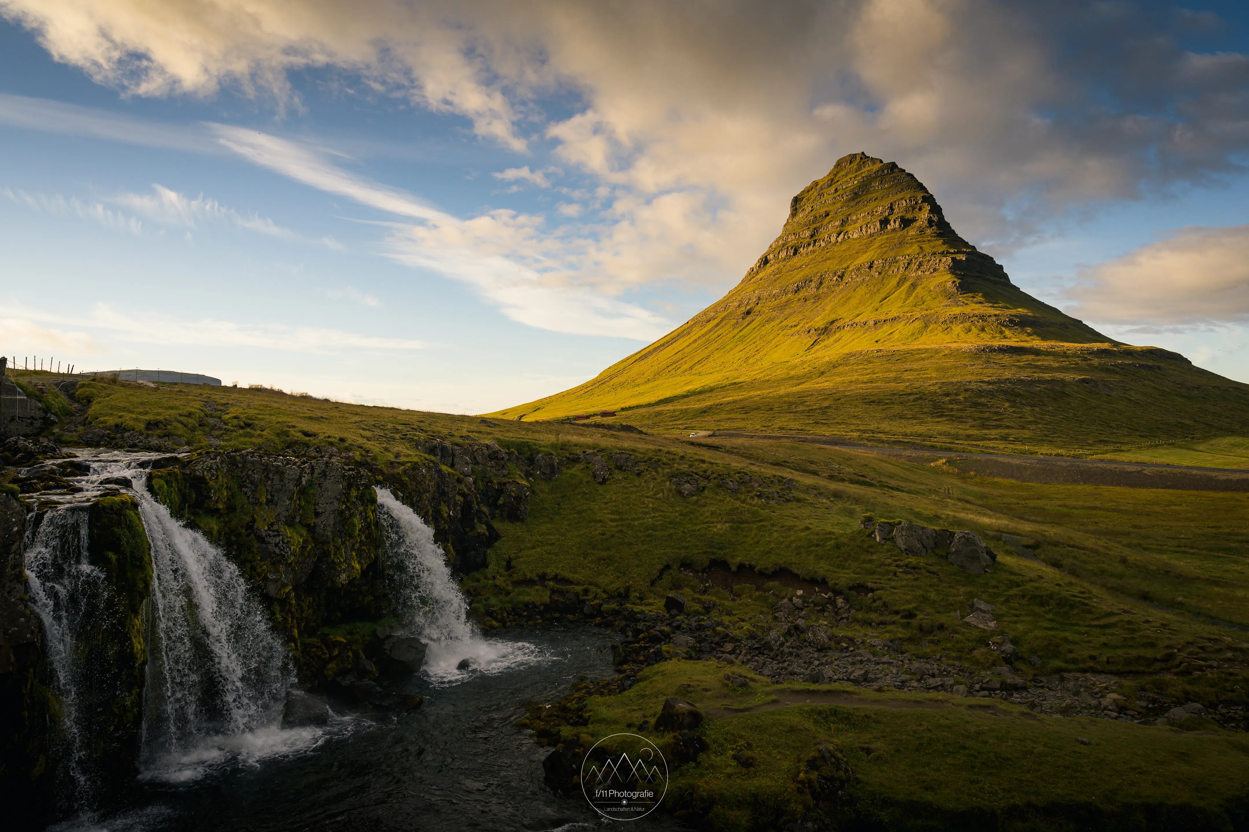 Der Kirkjufell mit Kirkjufellfoss im Vordergrund ist ein klassisches Fotomotiv auf Island.