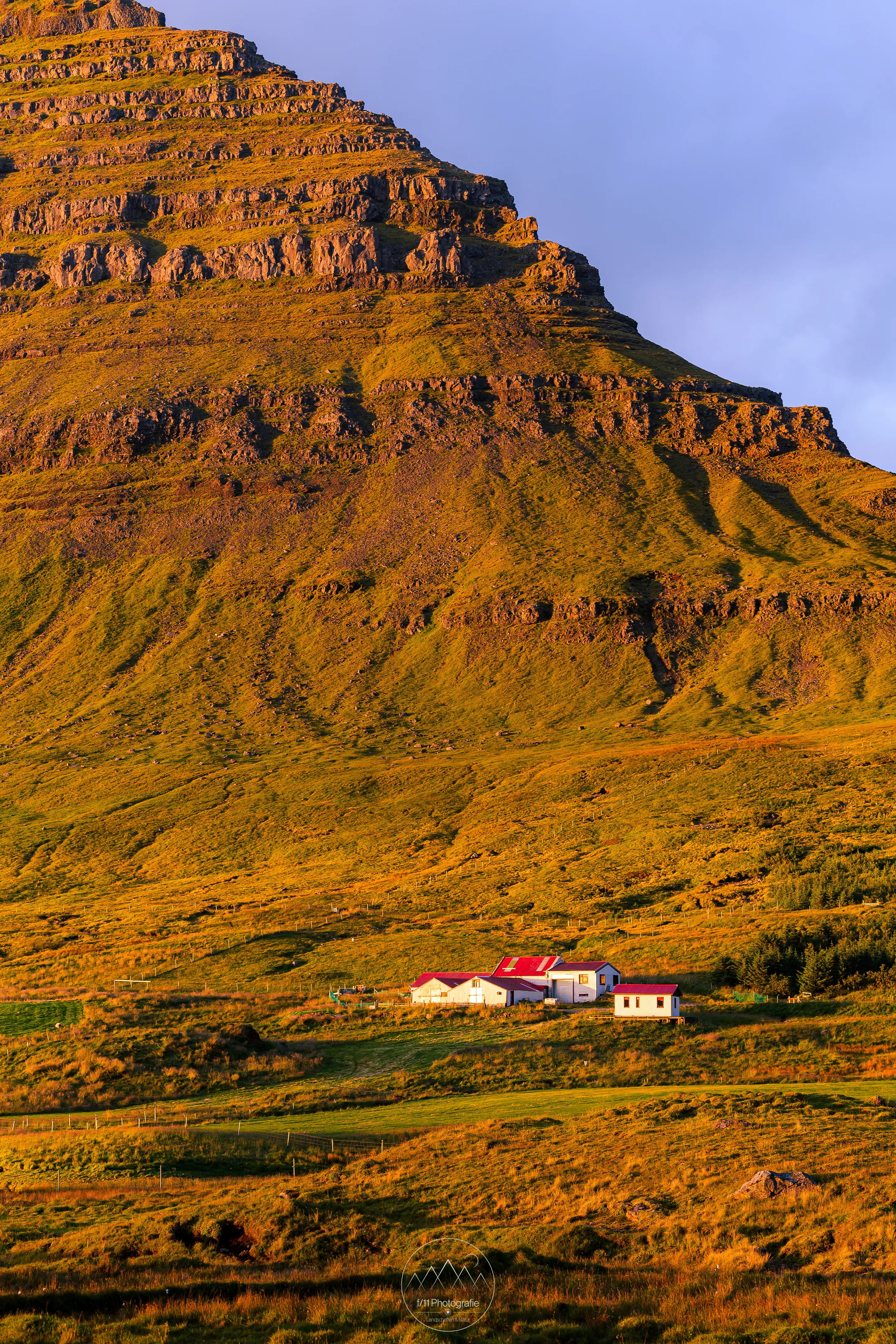 Rund um den Kirkjufell gibt jedoch mehr Motive z.B. diese Farm an der Flanke des Berges.