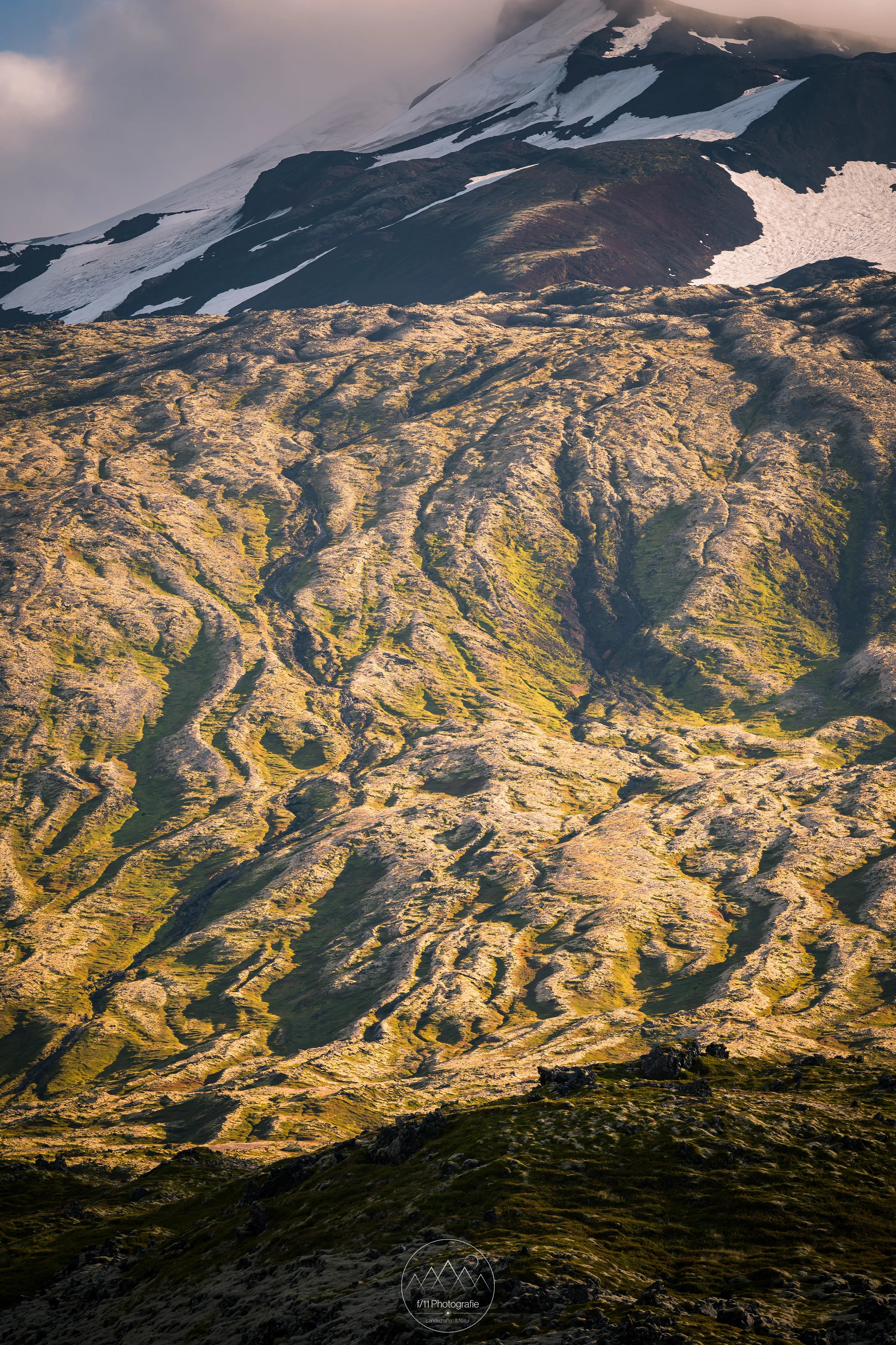 Die Strukturen an der Flanke des Snaefellsnesjökull sind eines der vielen Motiv abseits des Kirkjufell.