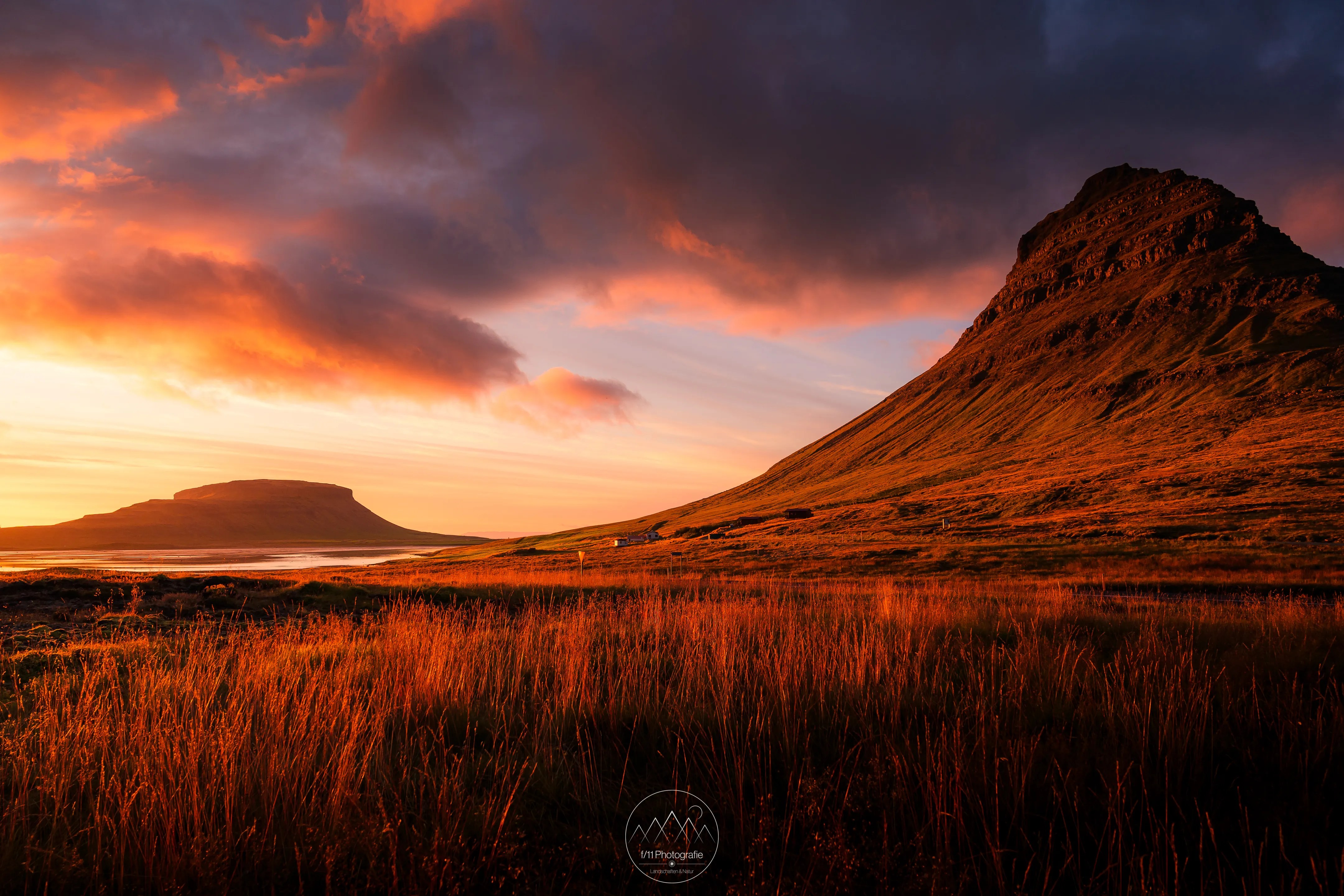 Der Kirkjufell im dramatischen Abendlicht. 