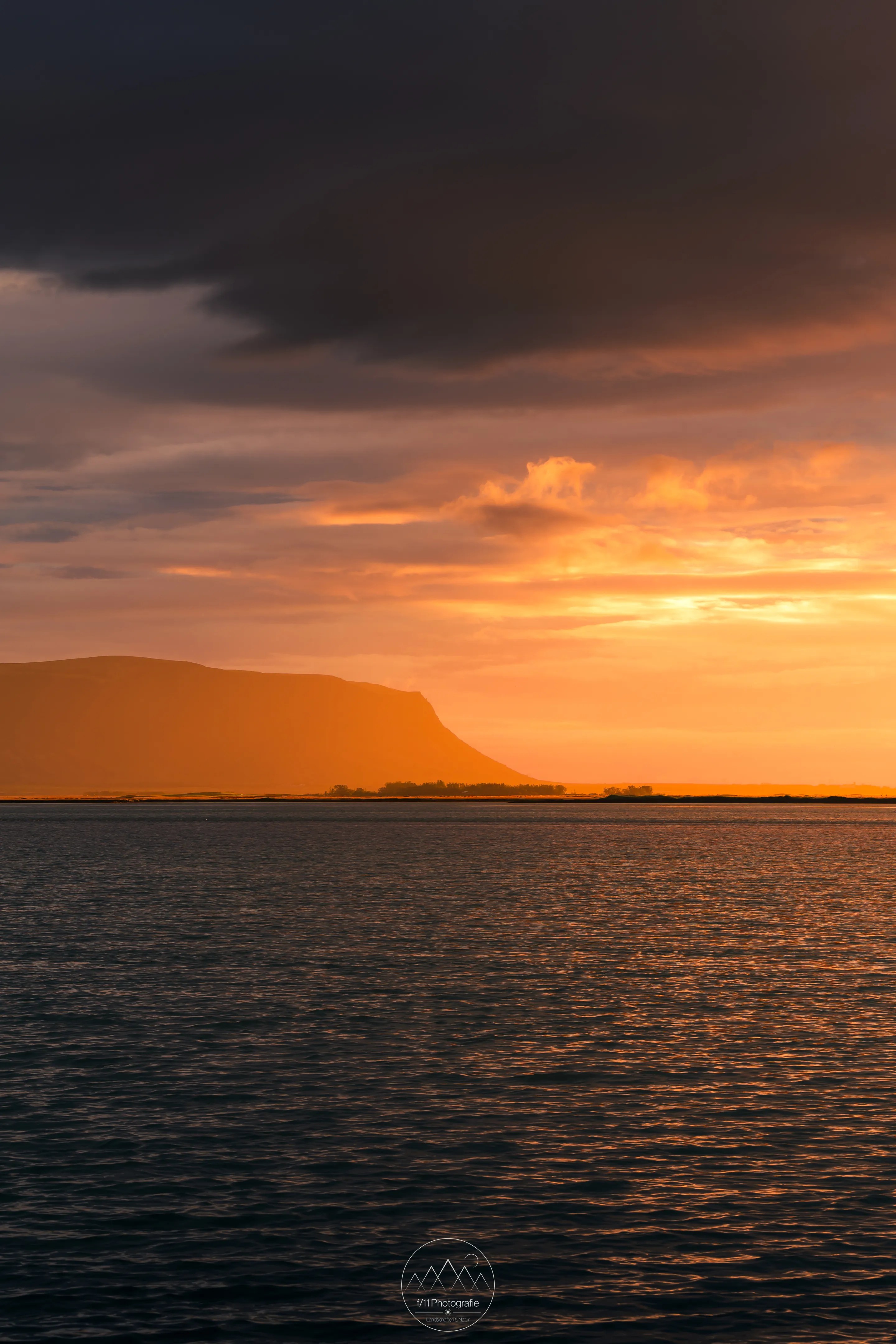 Im Licht der Sonnen zeichnen sich die Konturen der einzigartigen Landschaft Islands.