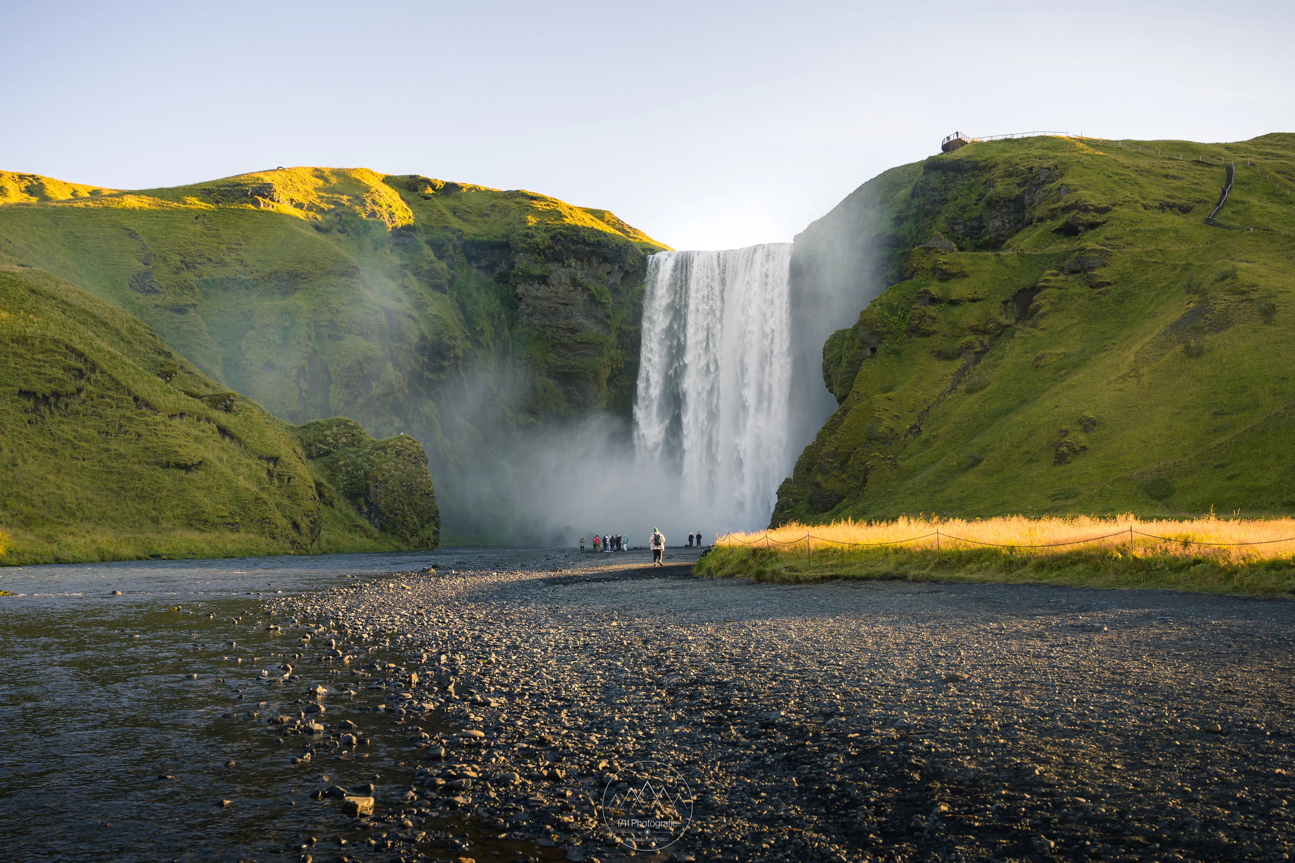 Der Skógafoss ist ebenso eindrucksvoll,  wie gut besucht. Daher ist es schwer eine Aufnahme ohne Passanten zu erstellen.