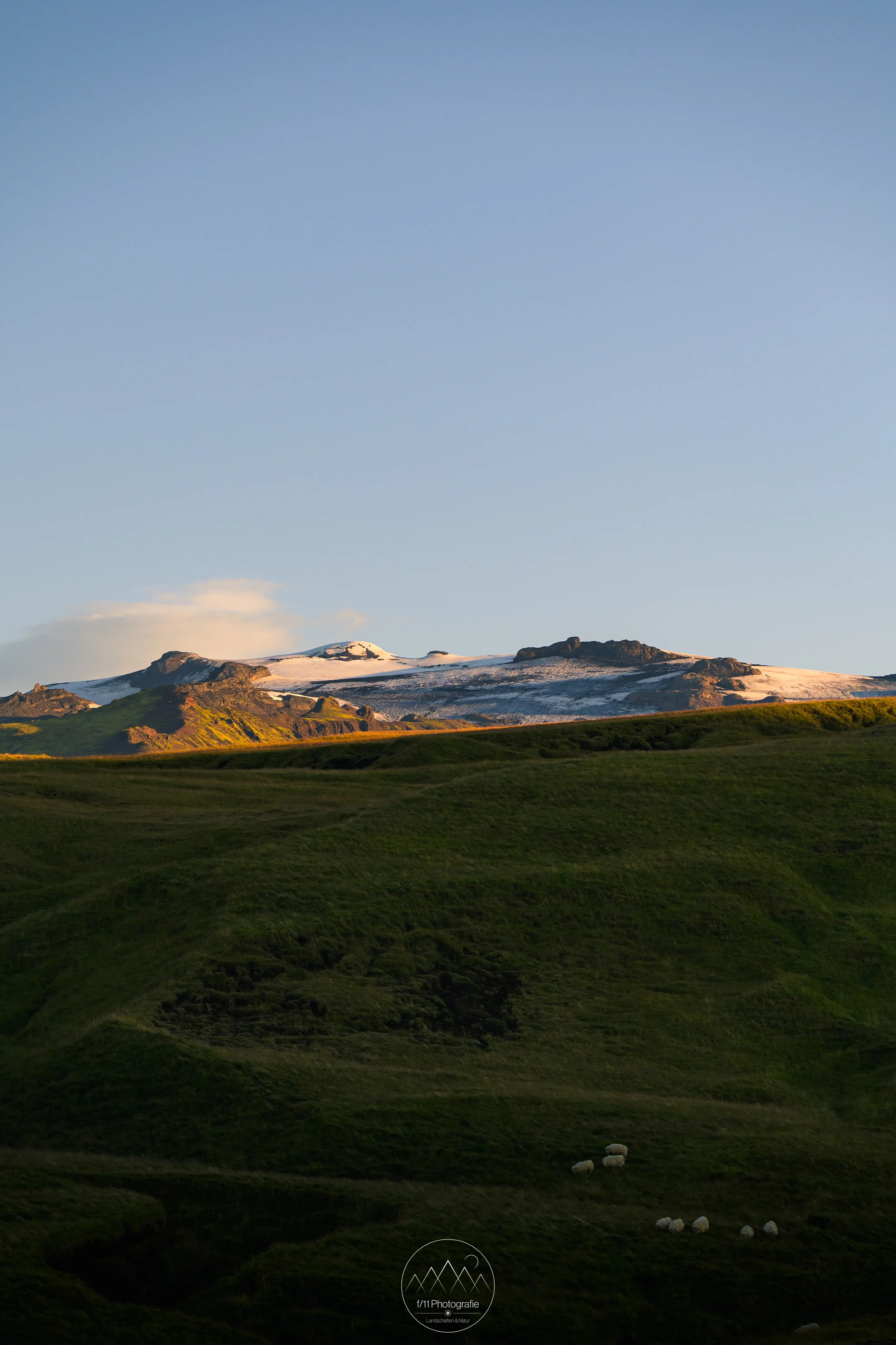 Der Vulkan Eyjafjallajökull ragt am Fluss Skóga oberhalb des Skógafoss auf.