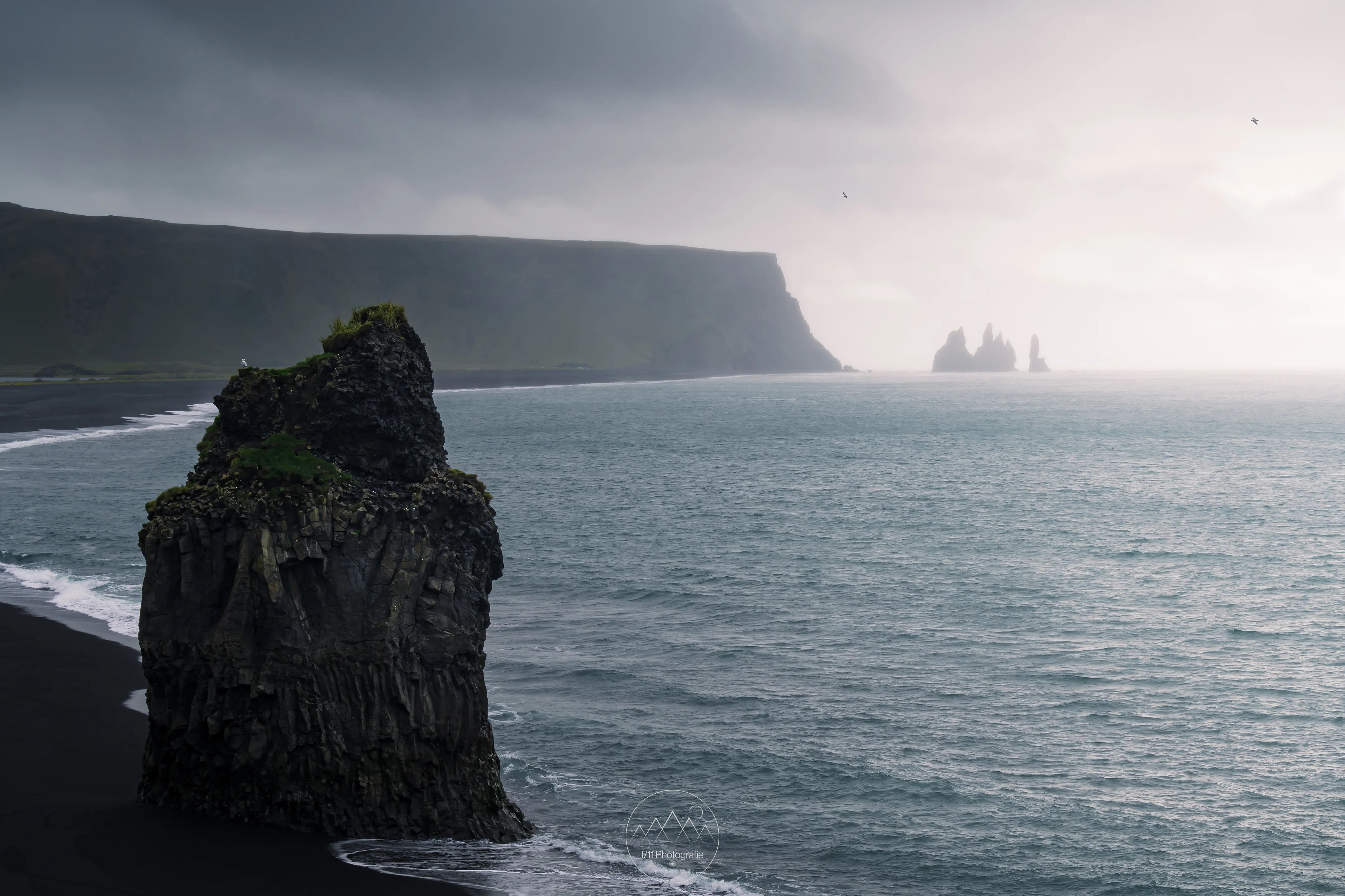 Der Blick von der Halbinsel Dyrhólaey in Richtung Reynisfjara und den berühmten Felsnadeln ist mehr als beeindruckend.