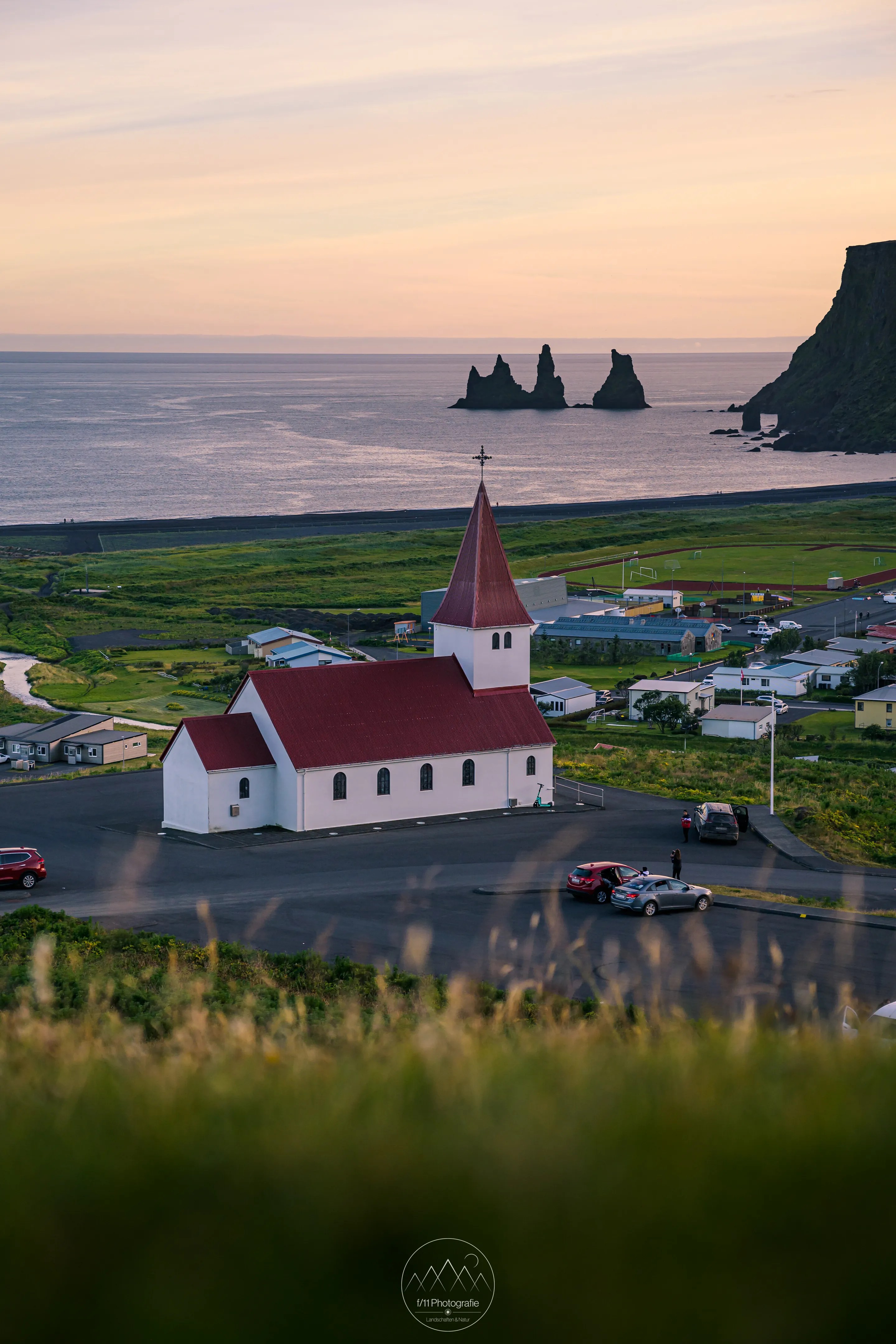An der Kirche oberhalb von Vik gibt es einen schönen Ausblick auf die Küste mit den Reynisdrangar.
