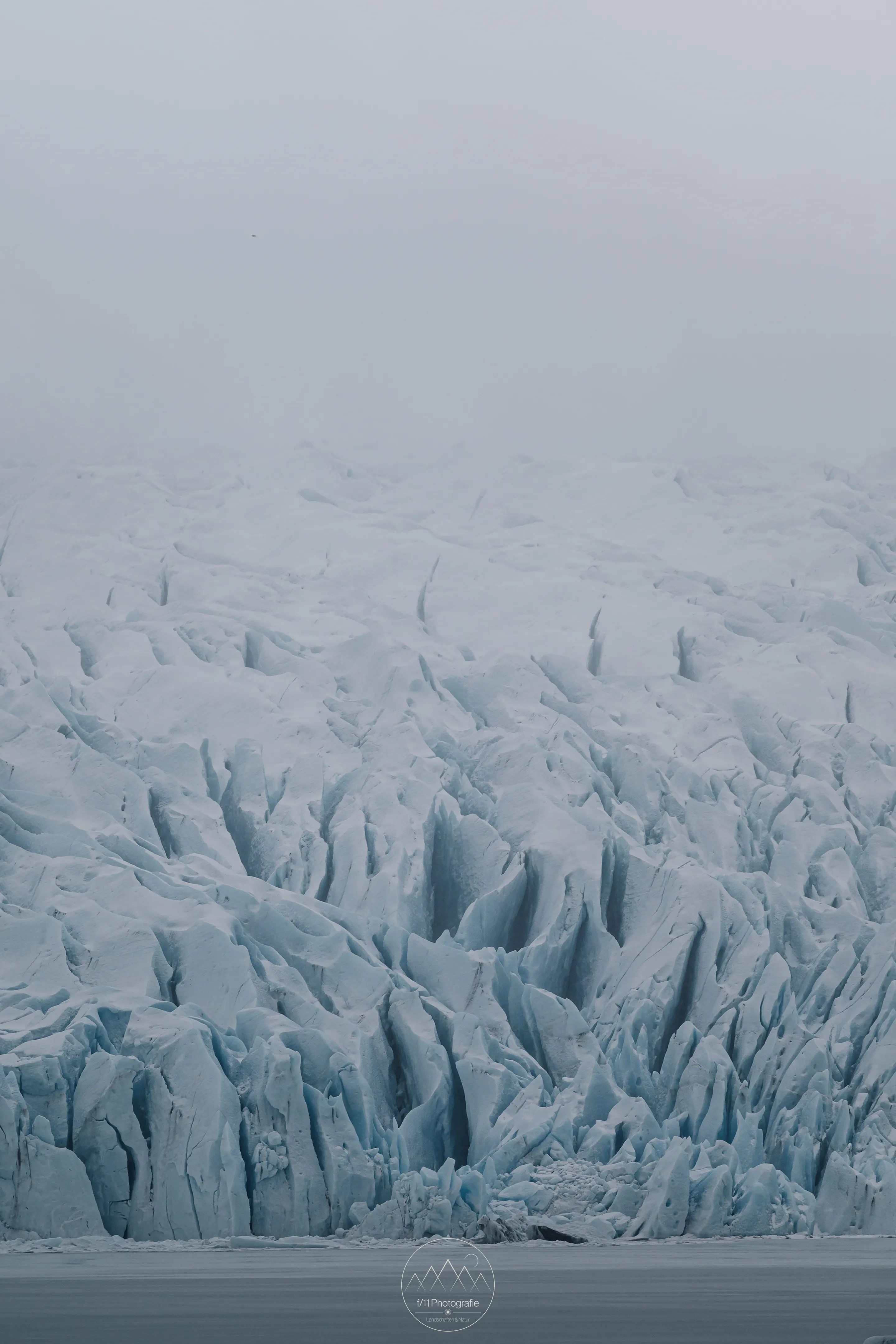 Die Gletscherzunge am Gletschersee Fjallsárlón im Winter.