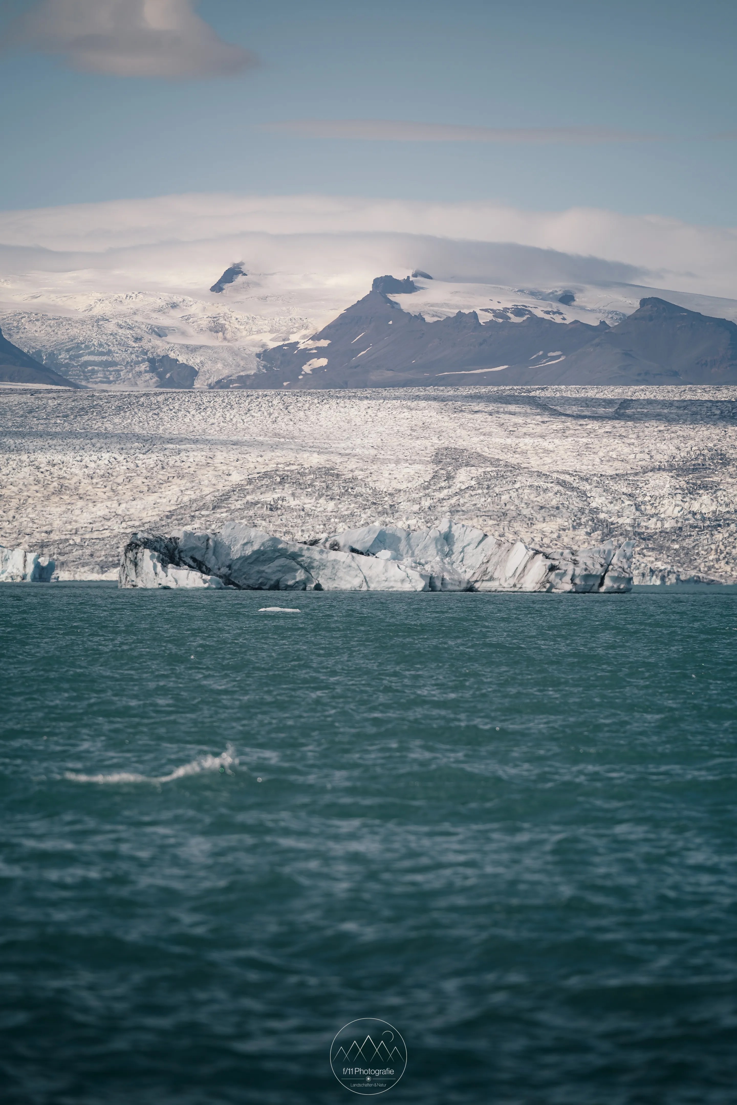 Der Blick über die Lagune Jökulsárlón im Sommer. Vom Gletscher abgebrochene Eisberge schwimmen in der Lagune.