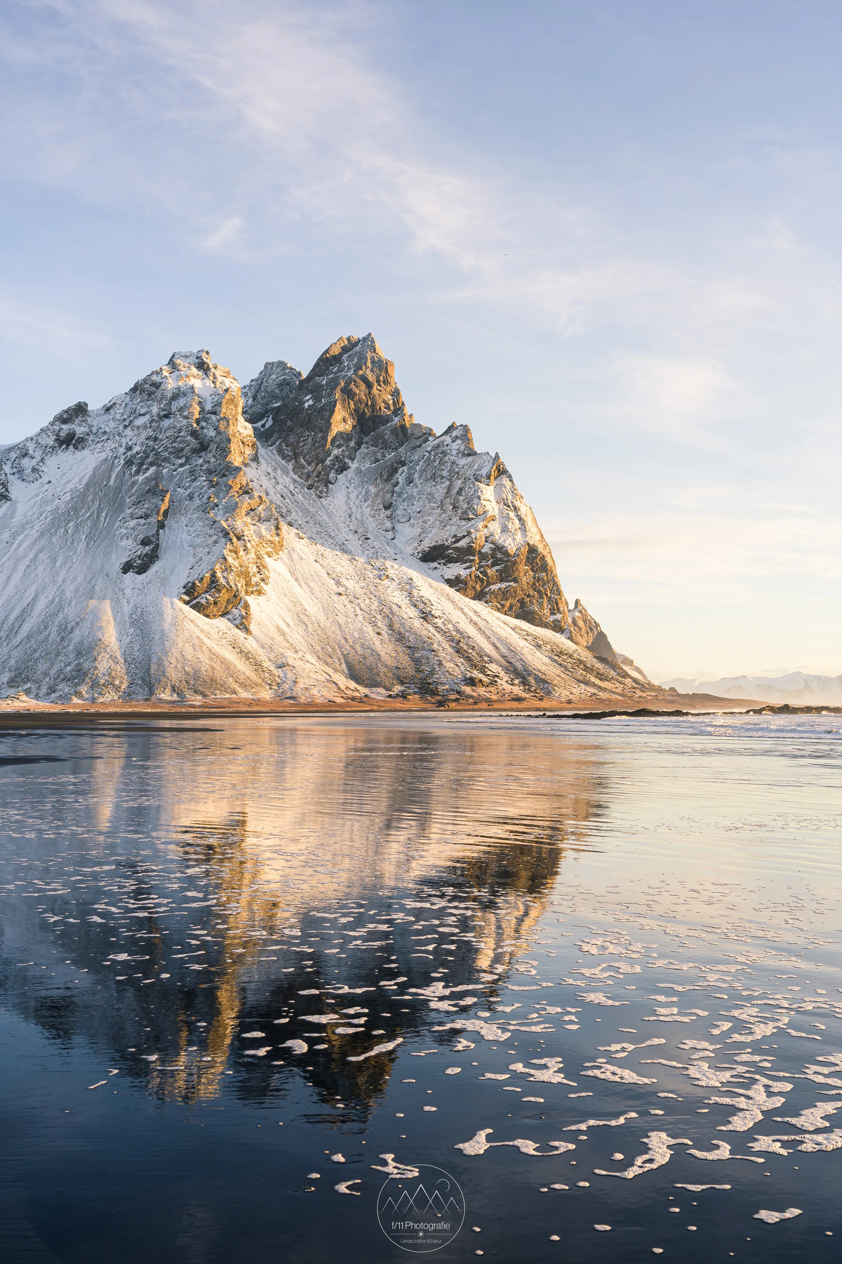 Spiegel am Strand von Stokksnes. Die Wellen erzeugen immer wieder neue Motive.