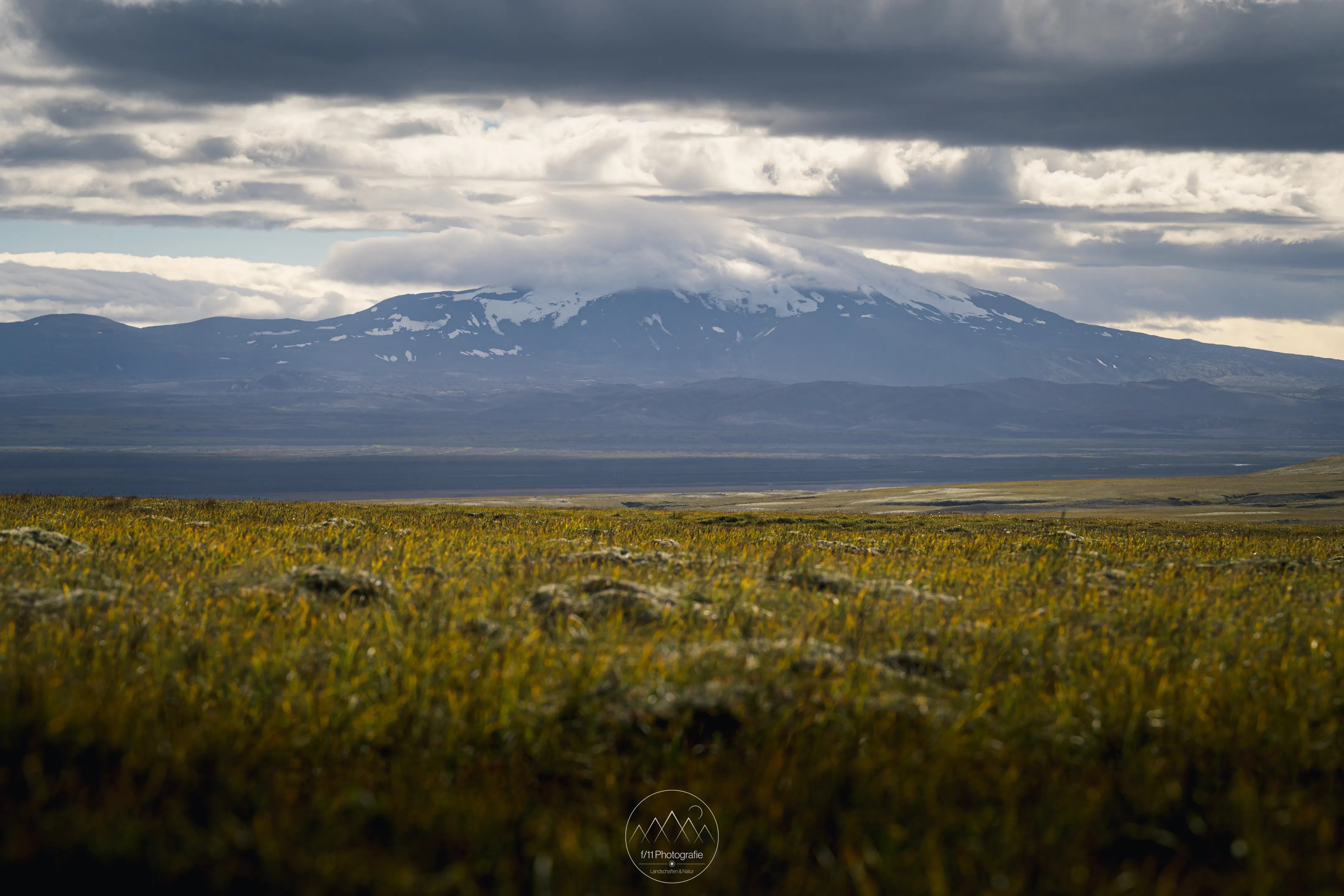 Der Blick zum Vulkan Hekla auf dem Weg zum Háifoss.