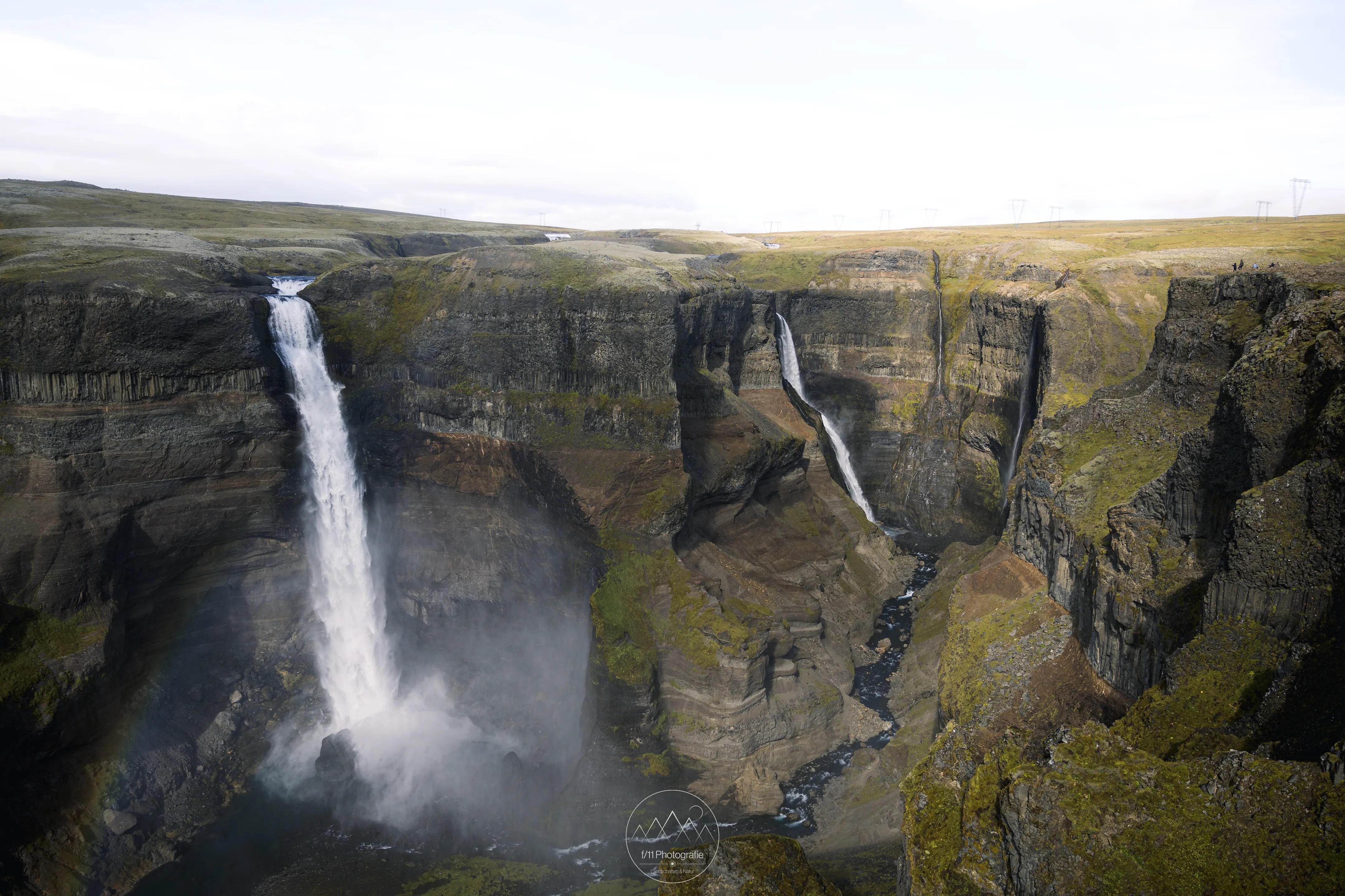 Der Háifoss und sein Nachbar Granni haben die Landschaft tief eingeschnitten.