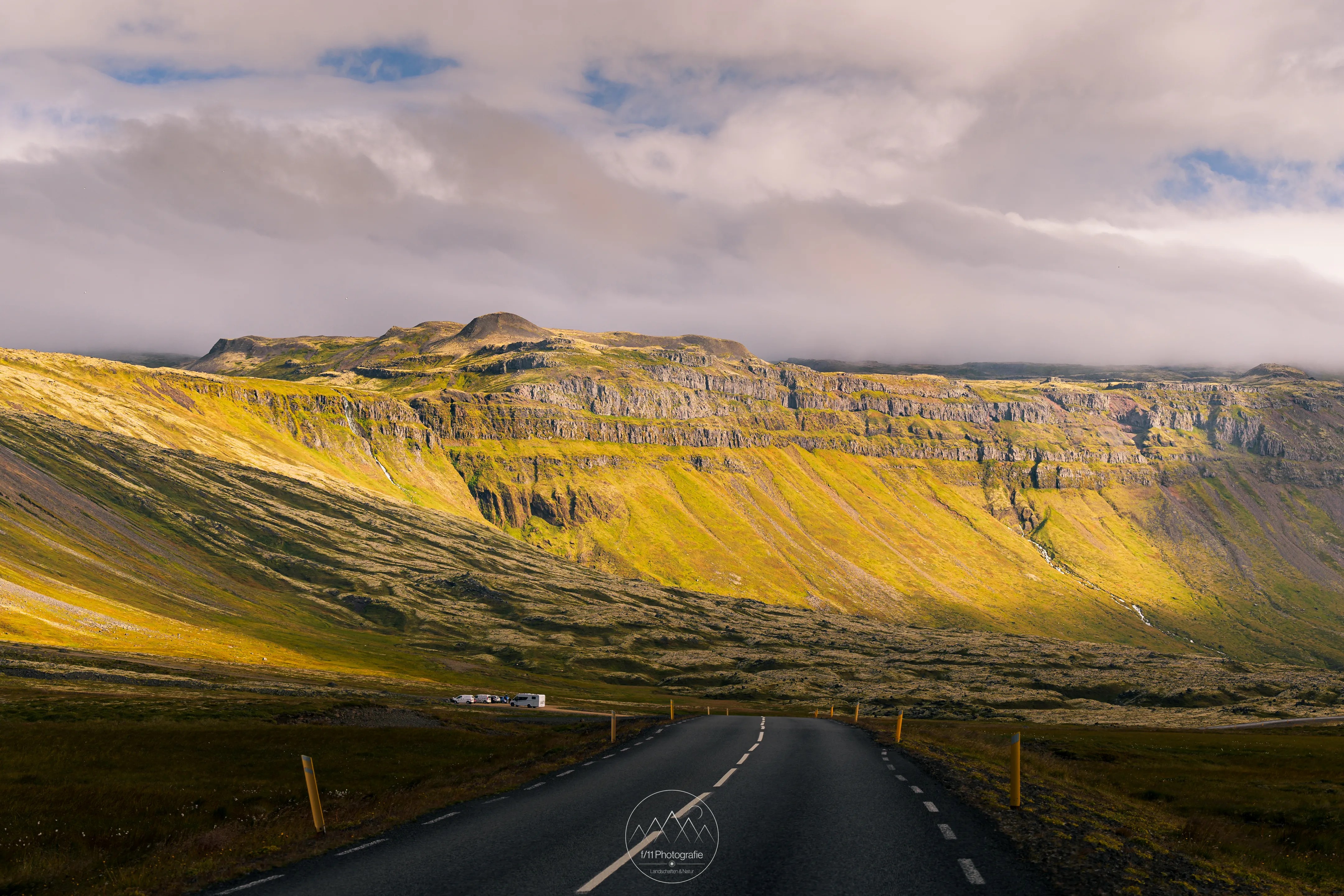 Eine Straße durch Island raue Landschaft.