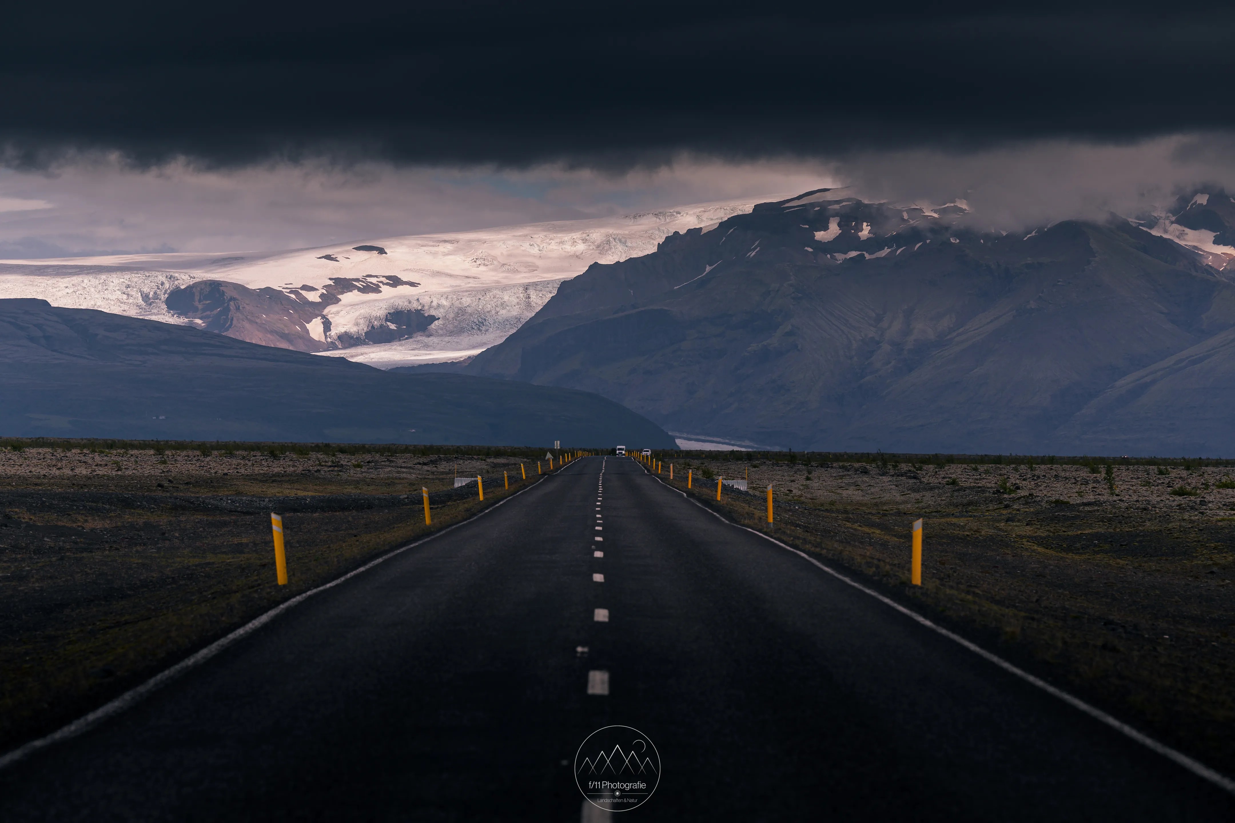 Eine Straße durch Island raue Landschaft.