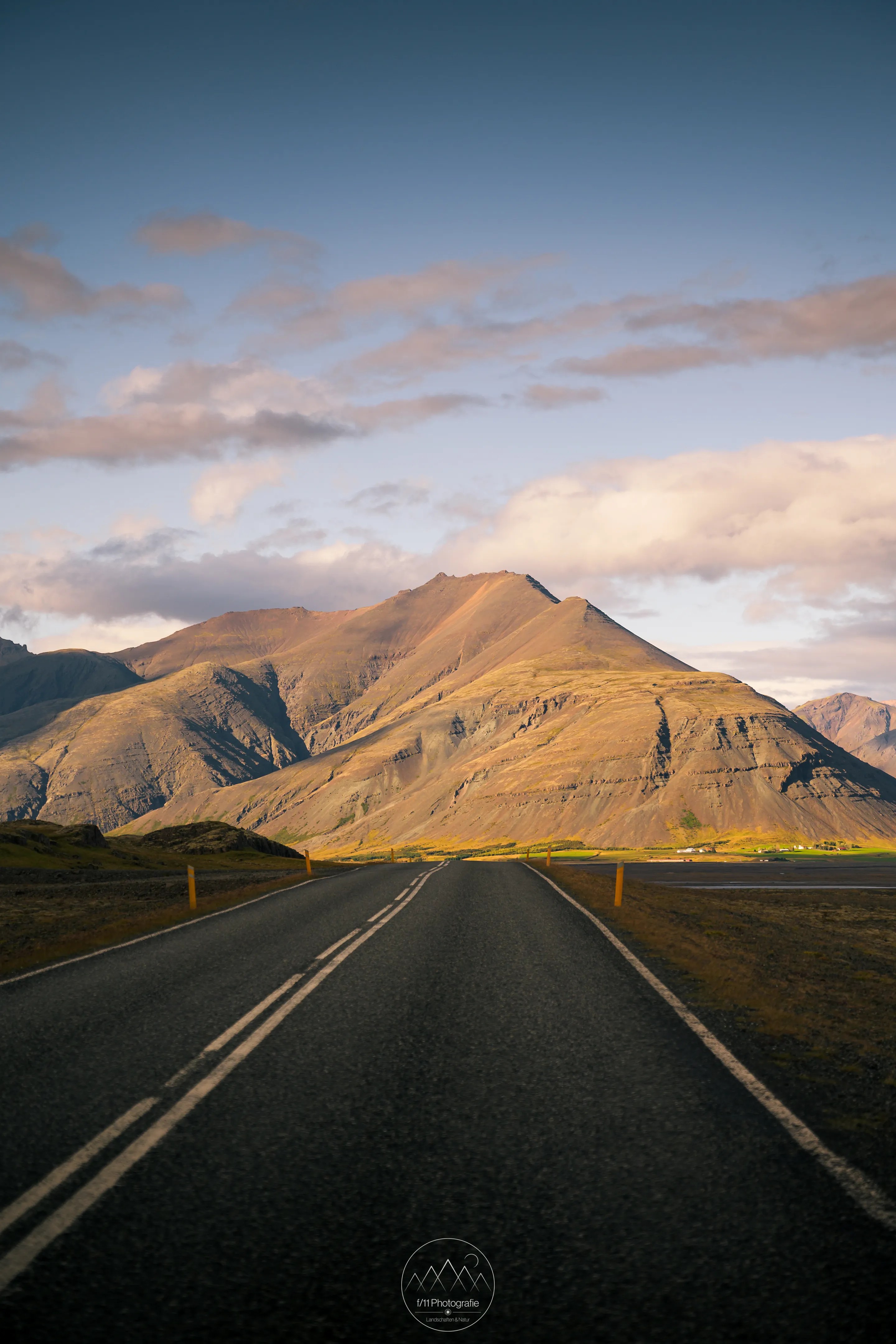 Eine Straße durch Island raue Landschaft.