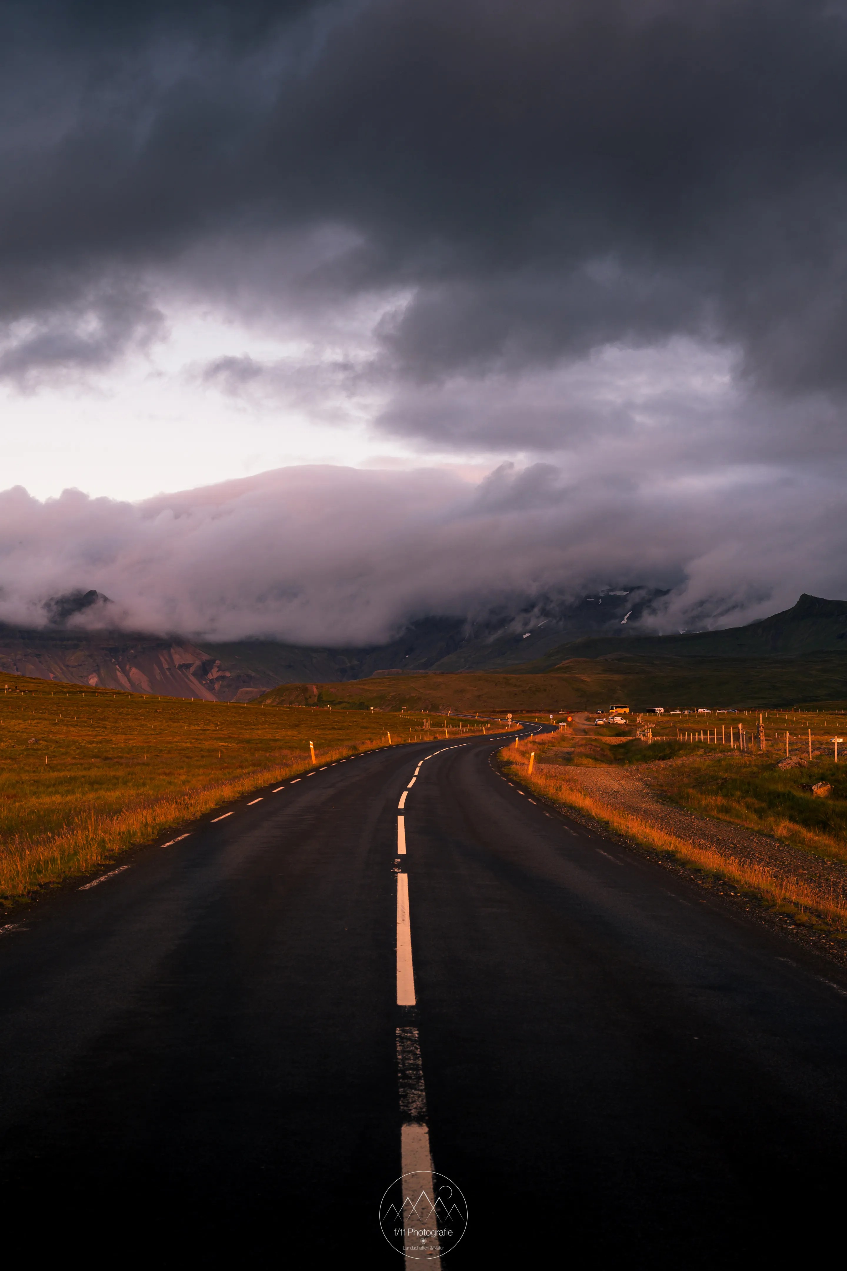 Eine Straße durch Island raue Landschaft.